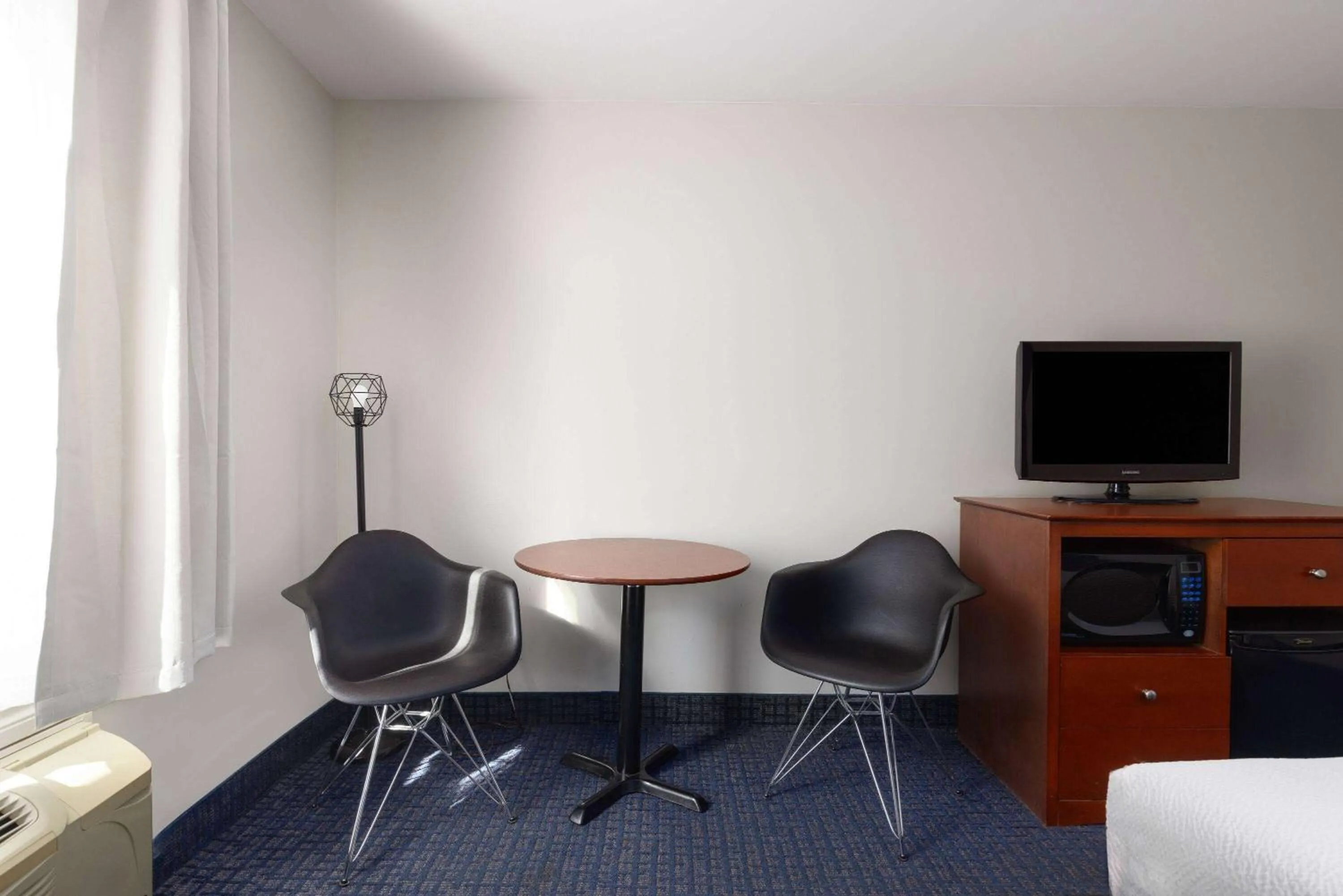 Photo of the whole room in Super 8 by Wyndham Sainte Agathe Des Monts