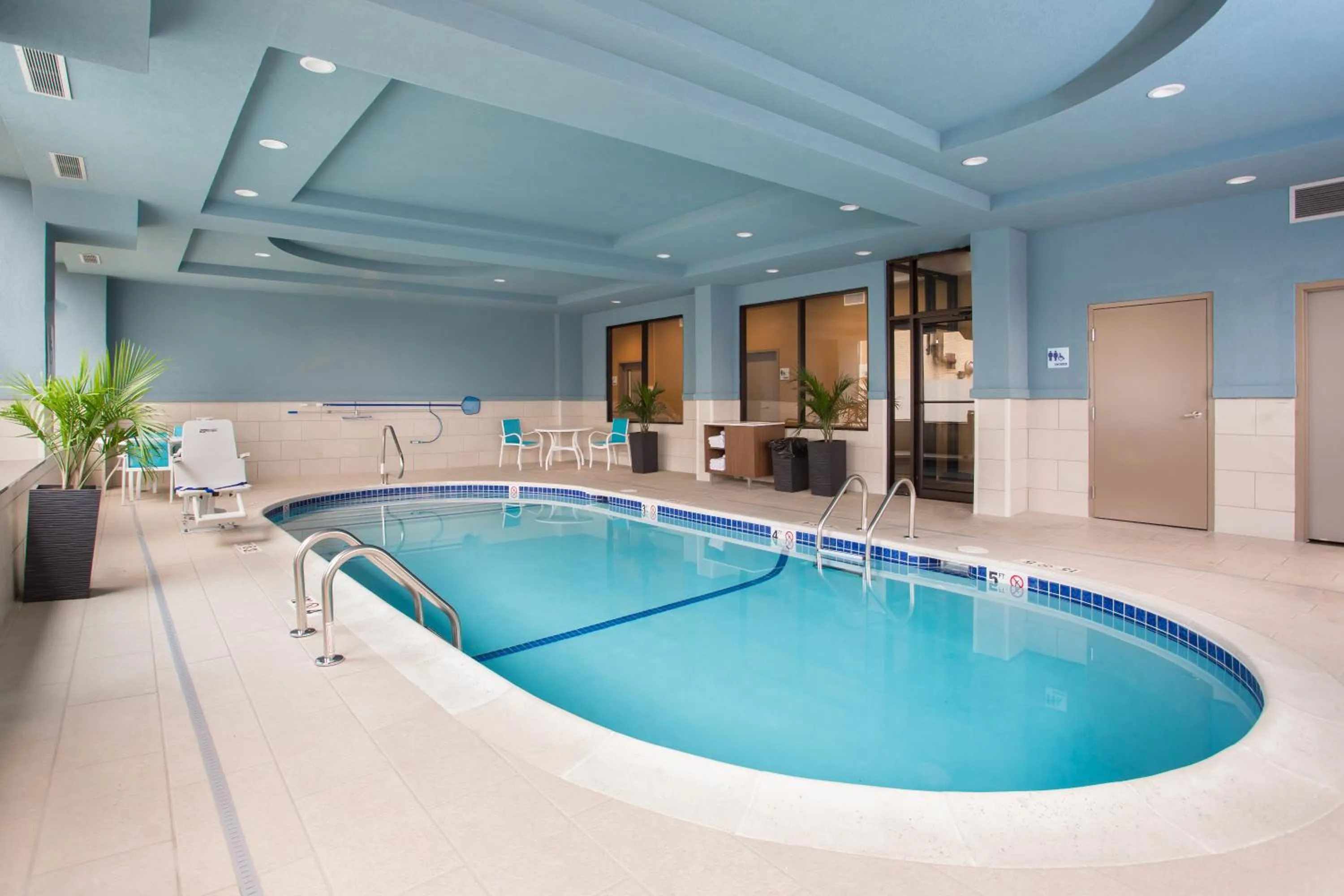 Swimming pool in Holiday Inn Express - Springfield Downtown by IHG