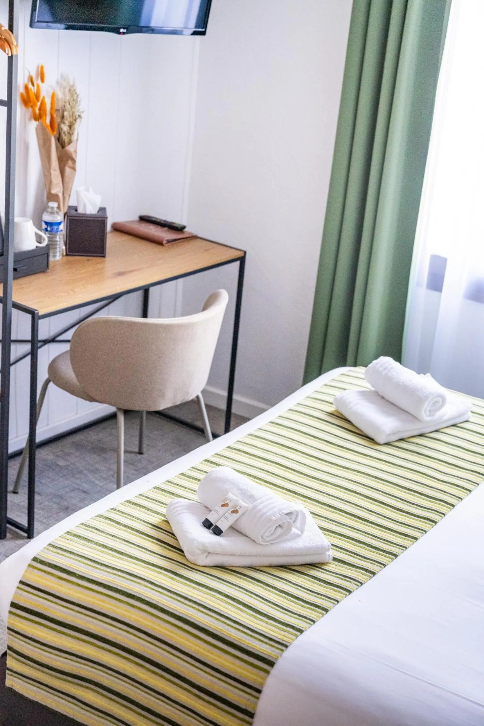 Photo of the whole room, Bed in Hôtel La Maison des Croisades - Au pied des Remparts