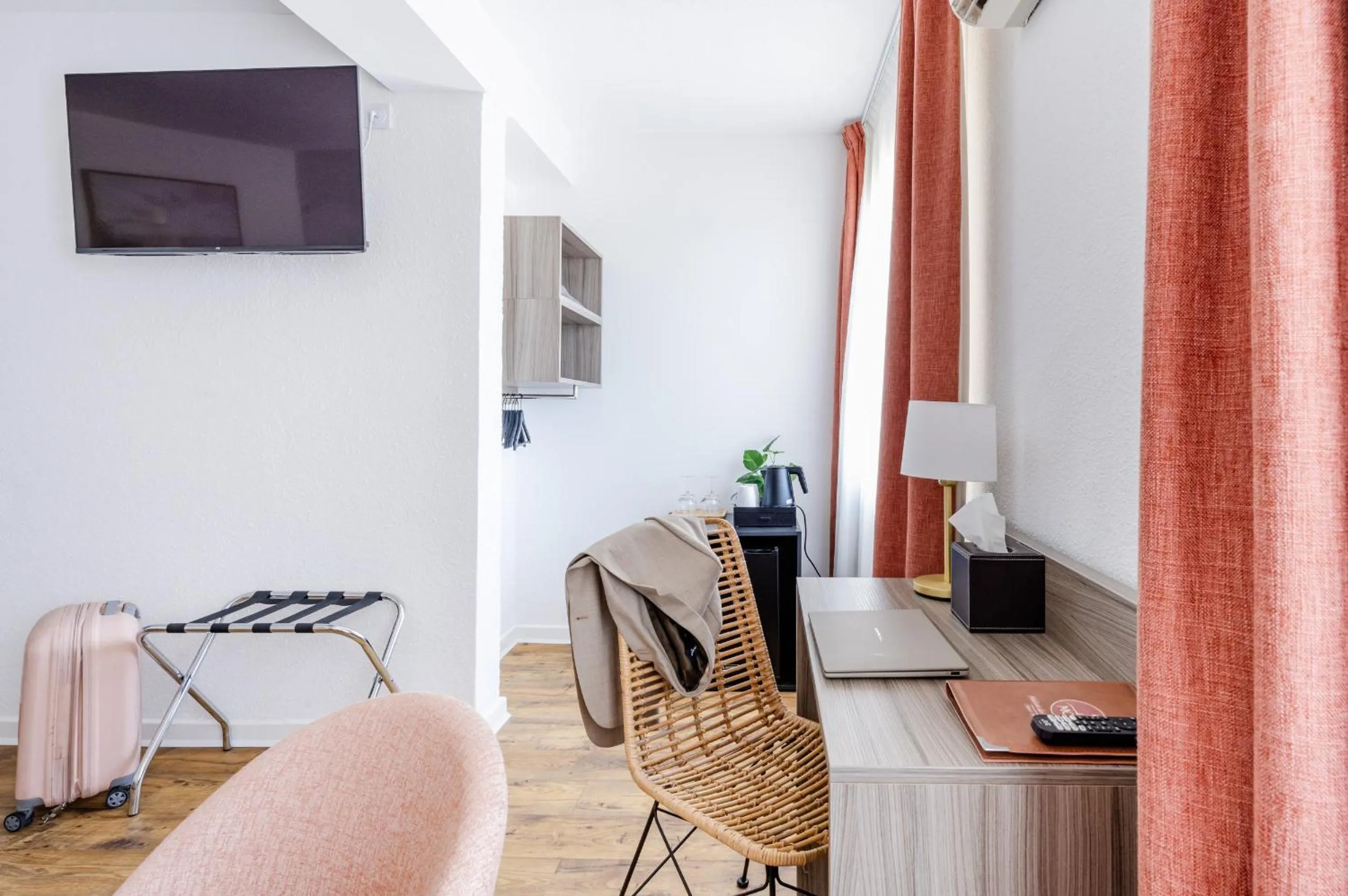 TV and multimedia in Hôtel La Maison des Croisades - Au pied des Remparts