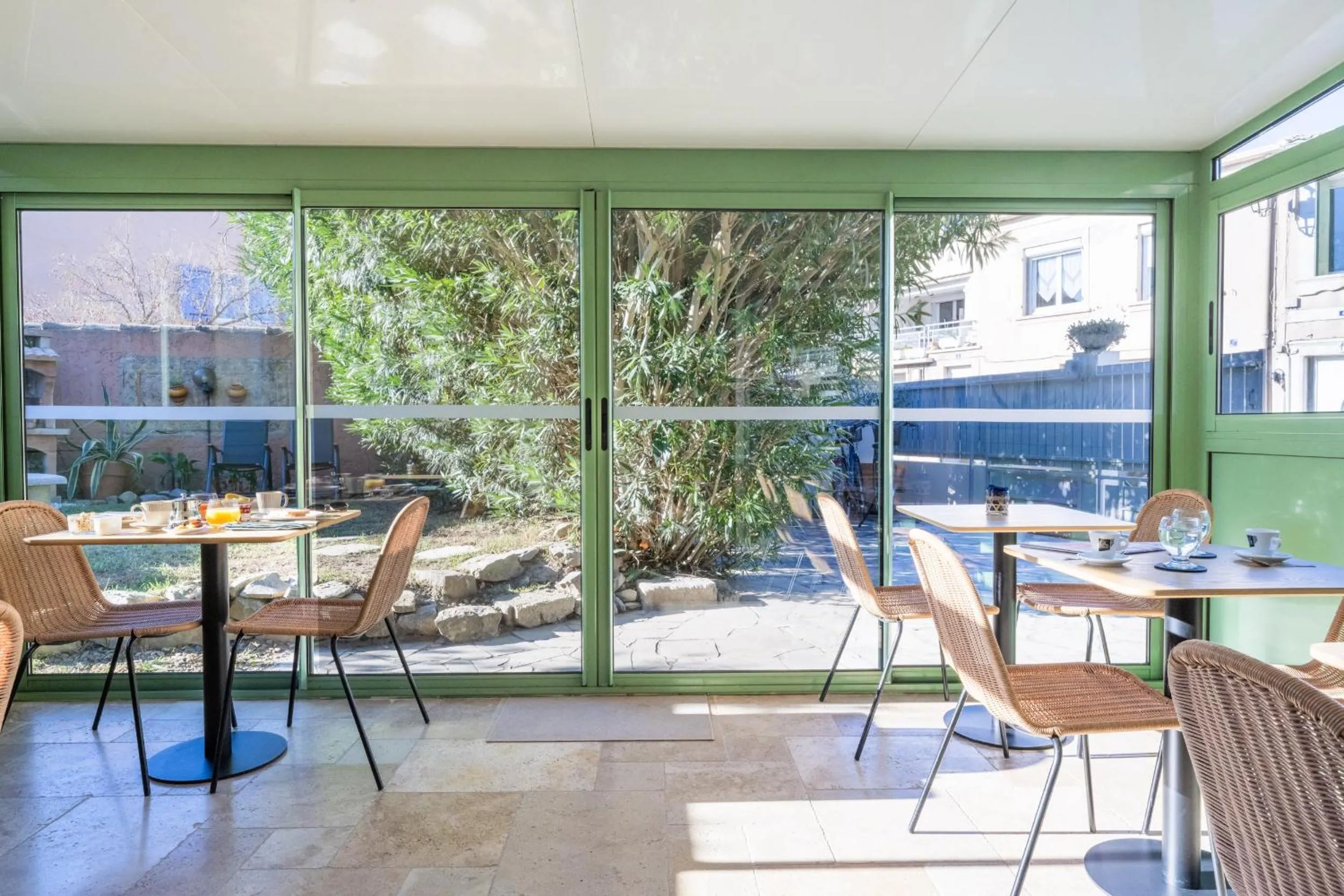 Patio in Hôtel La Maison des Croisades - Au pied des Remparts
