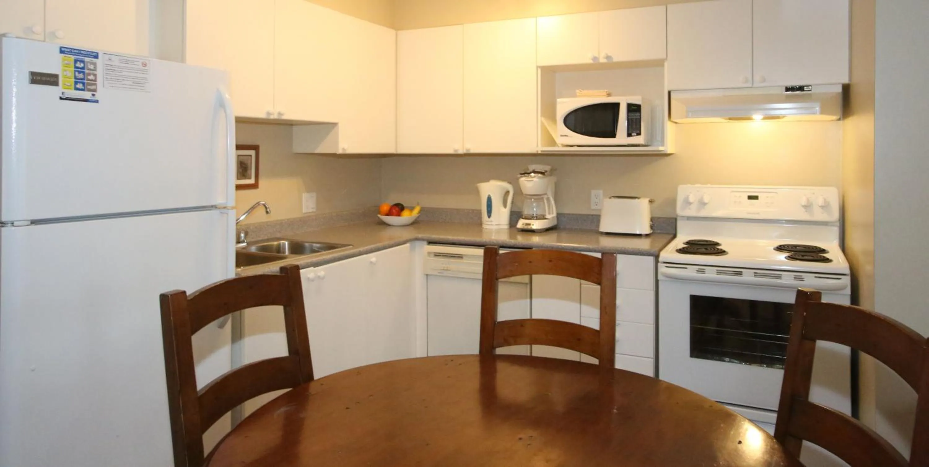 Kitchen or kitchenette in Times Square Suites Hotel