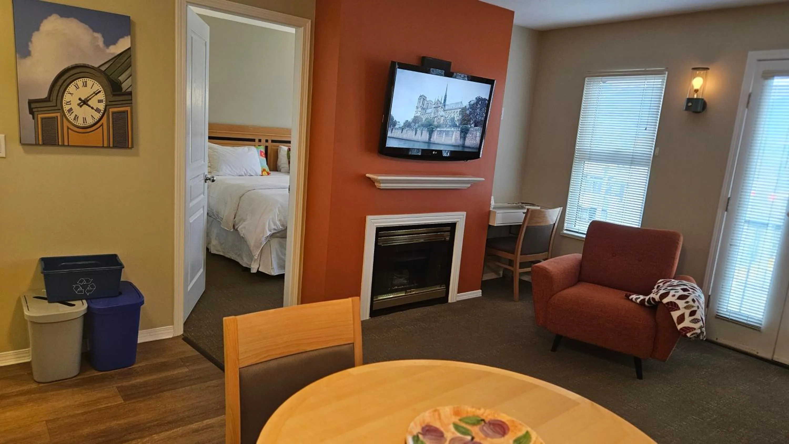 Living room, Bed in Times Square Suites Hotel