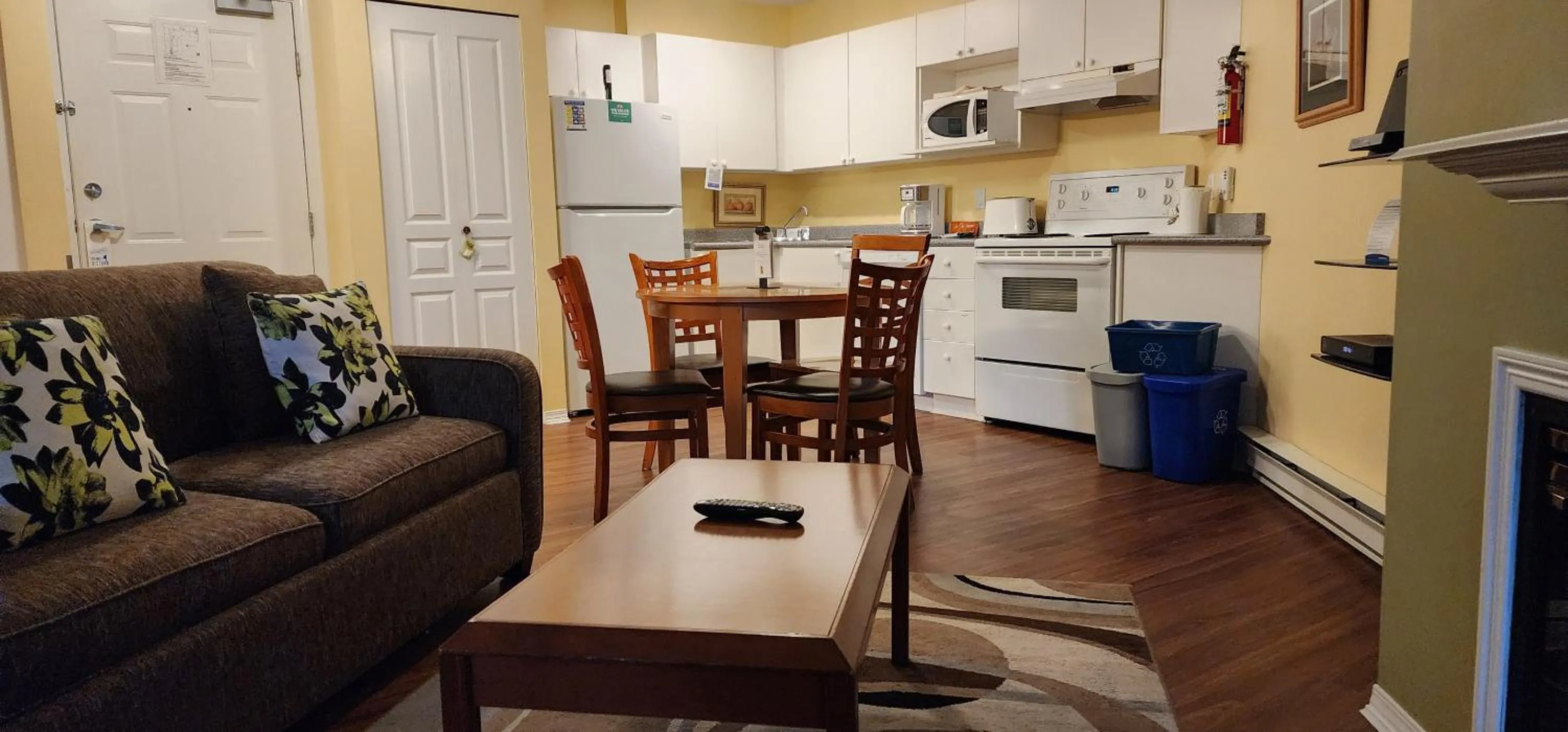 Kitchen or kitchenette in Times Square Suites Hotel