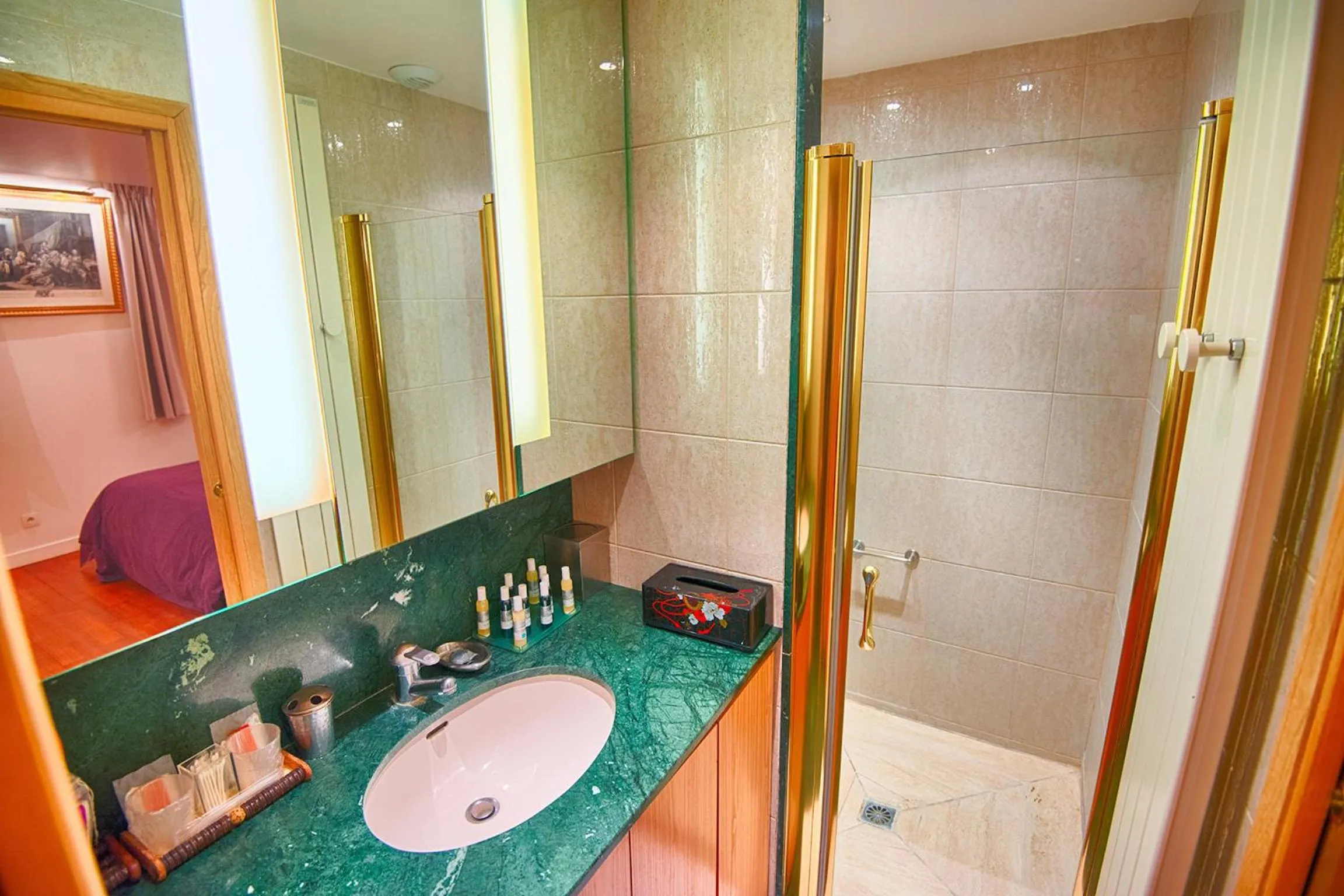 Shower in Paris-Oasis Montmartre