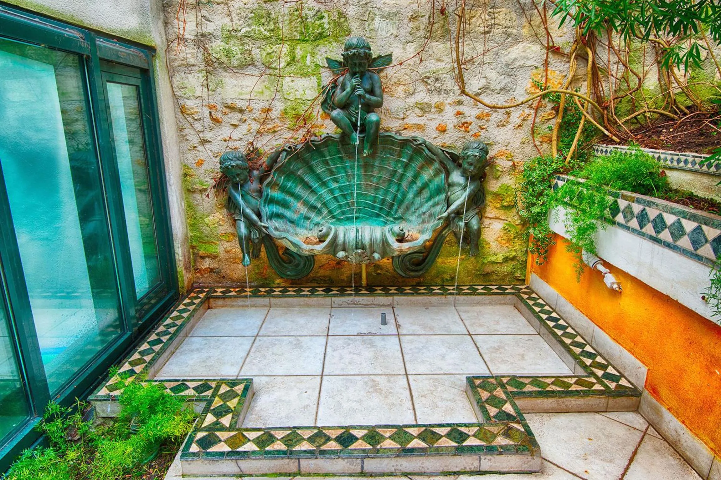 Patio in Paris-Oasis Montmartre