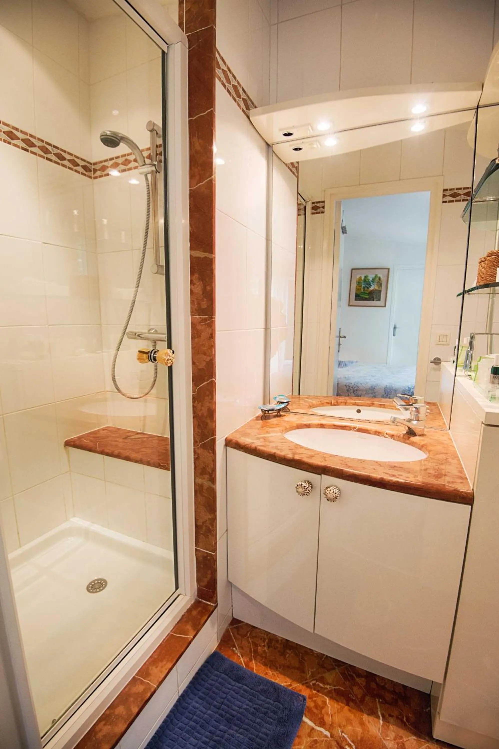 Shower in Paris-Oasis Montmartre