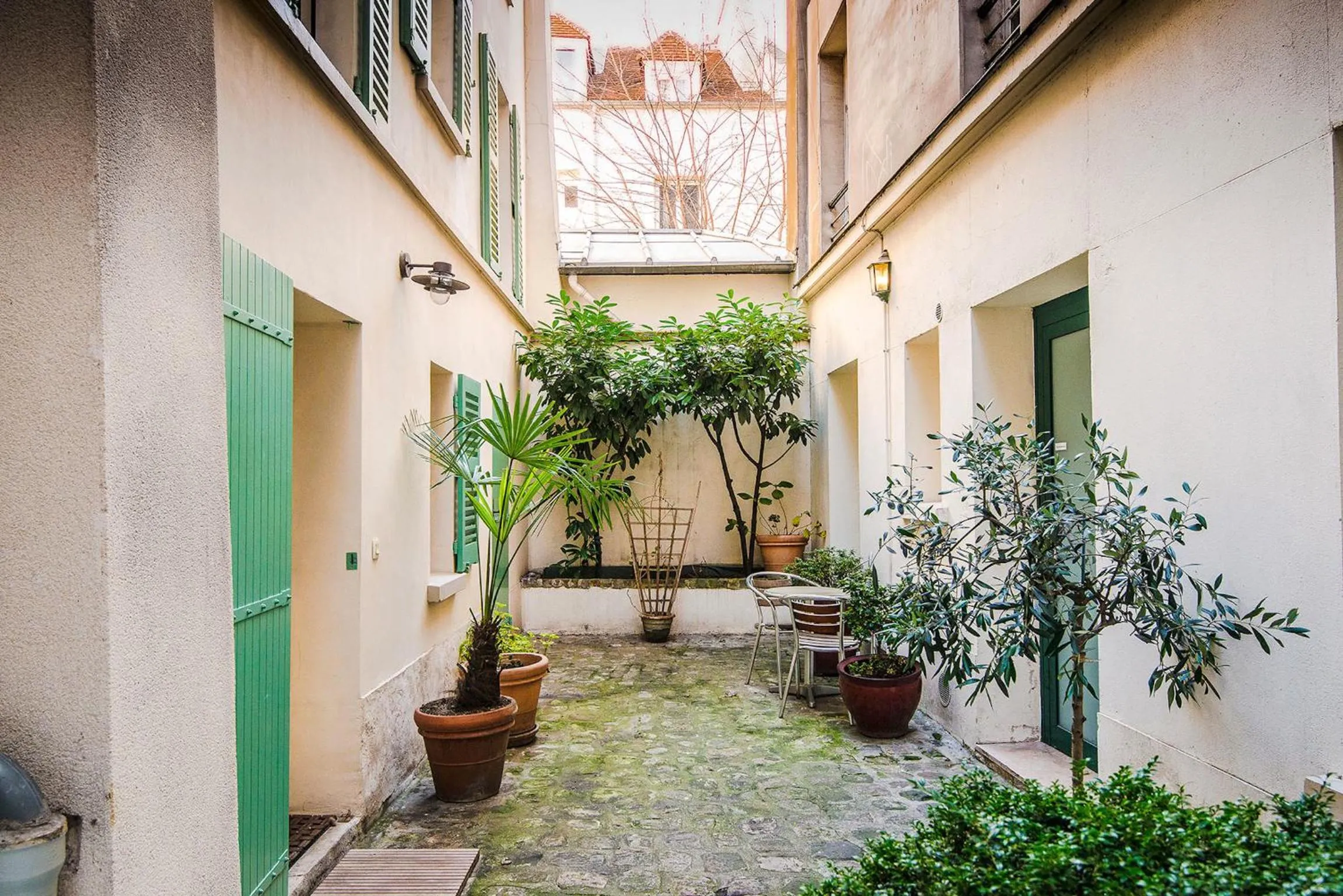 Shower in Paris-Oasis Montmartre
