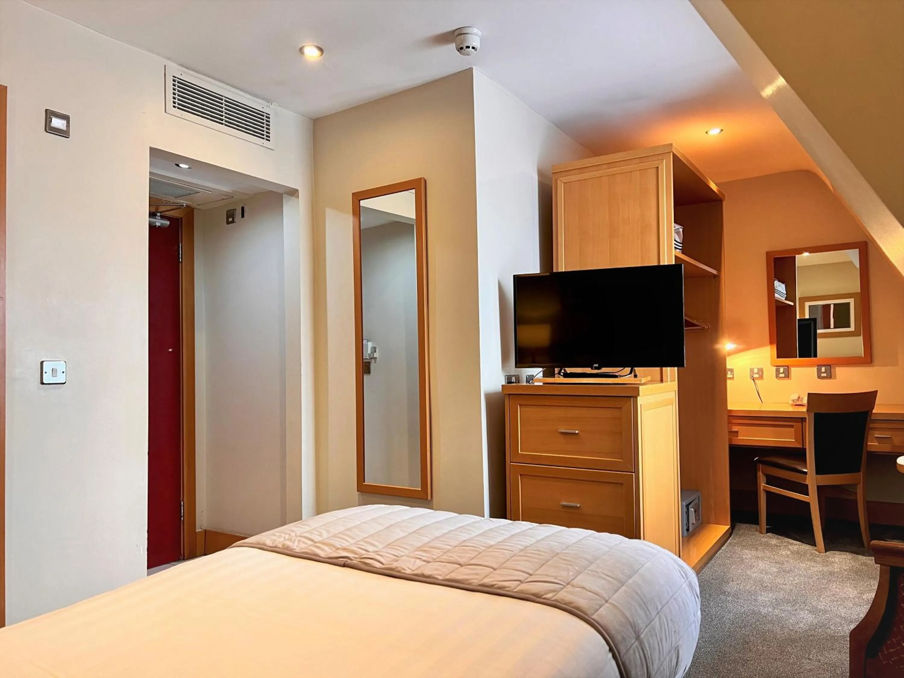 Photo of the whole room, Bed in Beresford Hotel