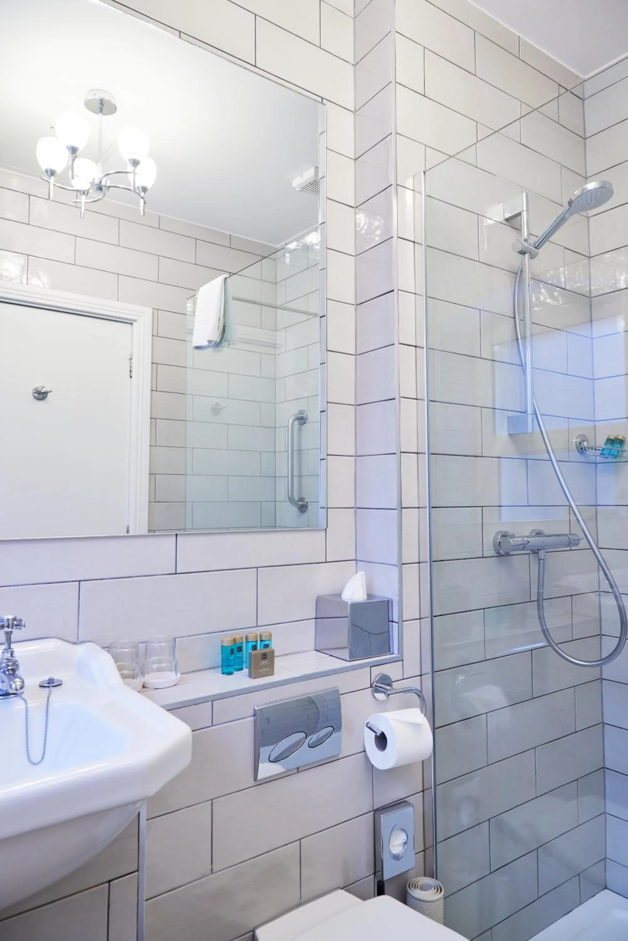 Bathroom in Hotel Isaacs Cork City