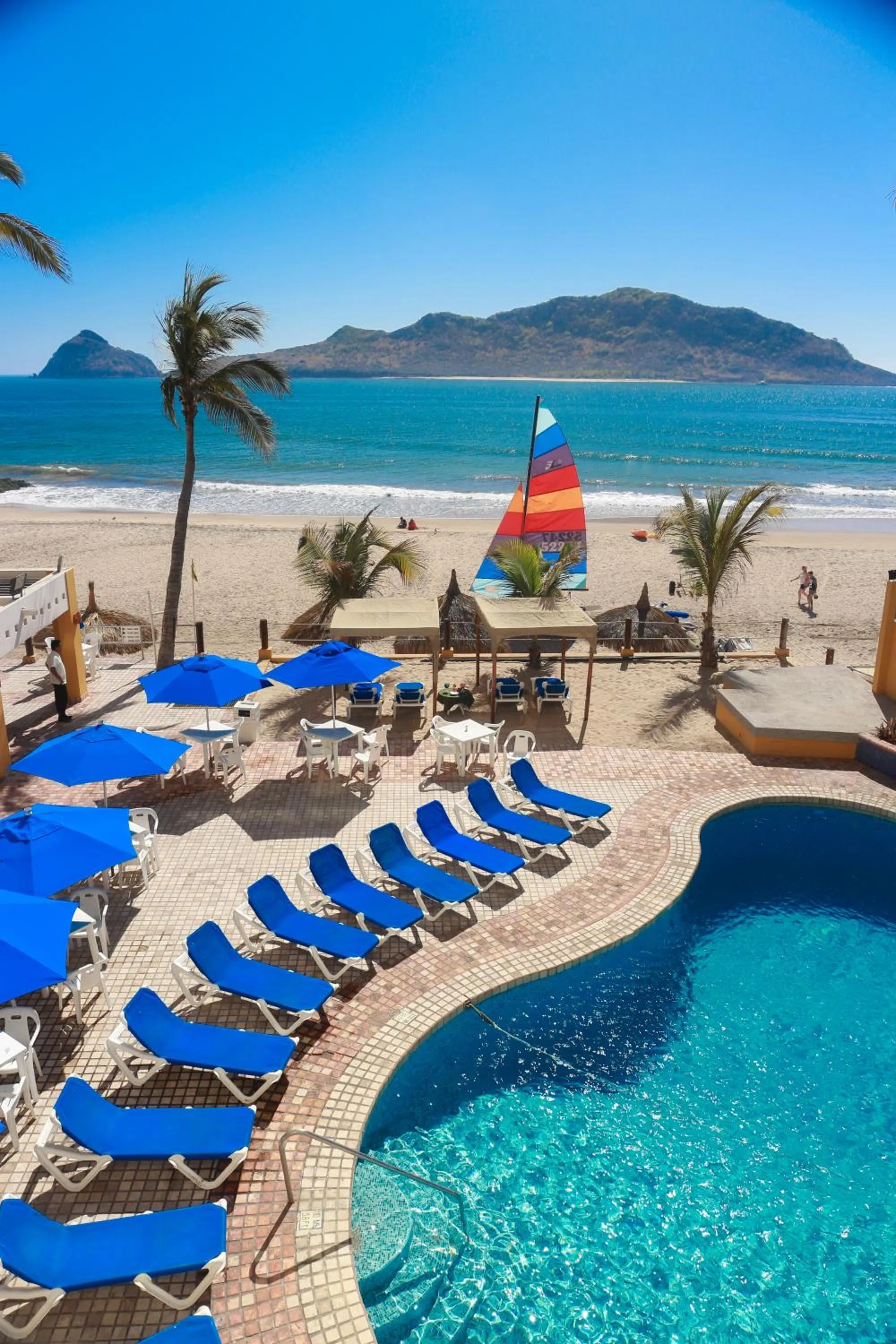 Swimming pool in Las Flores Beach Resort