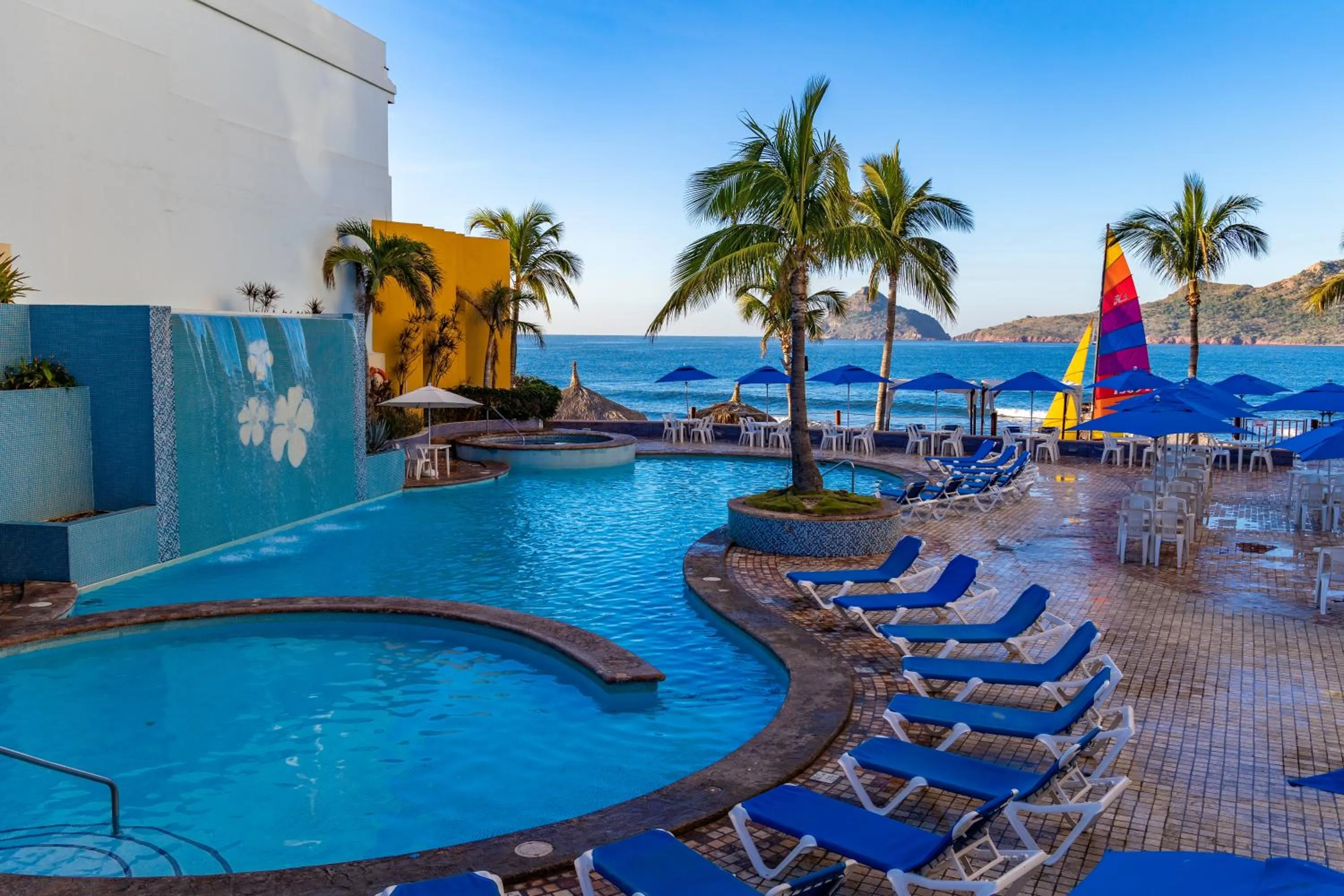 Swimming pool in Las Flores Beach Resort