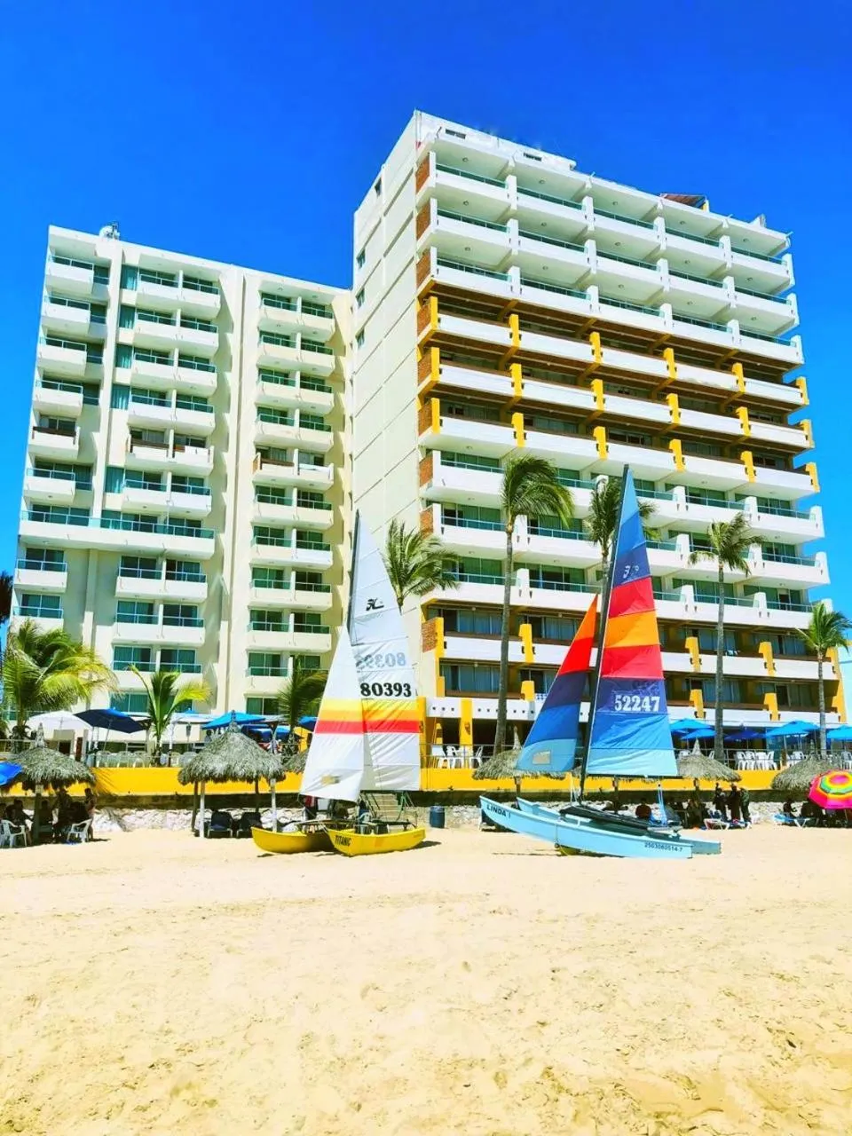 Property building in Las Flores Beach Resort