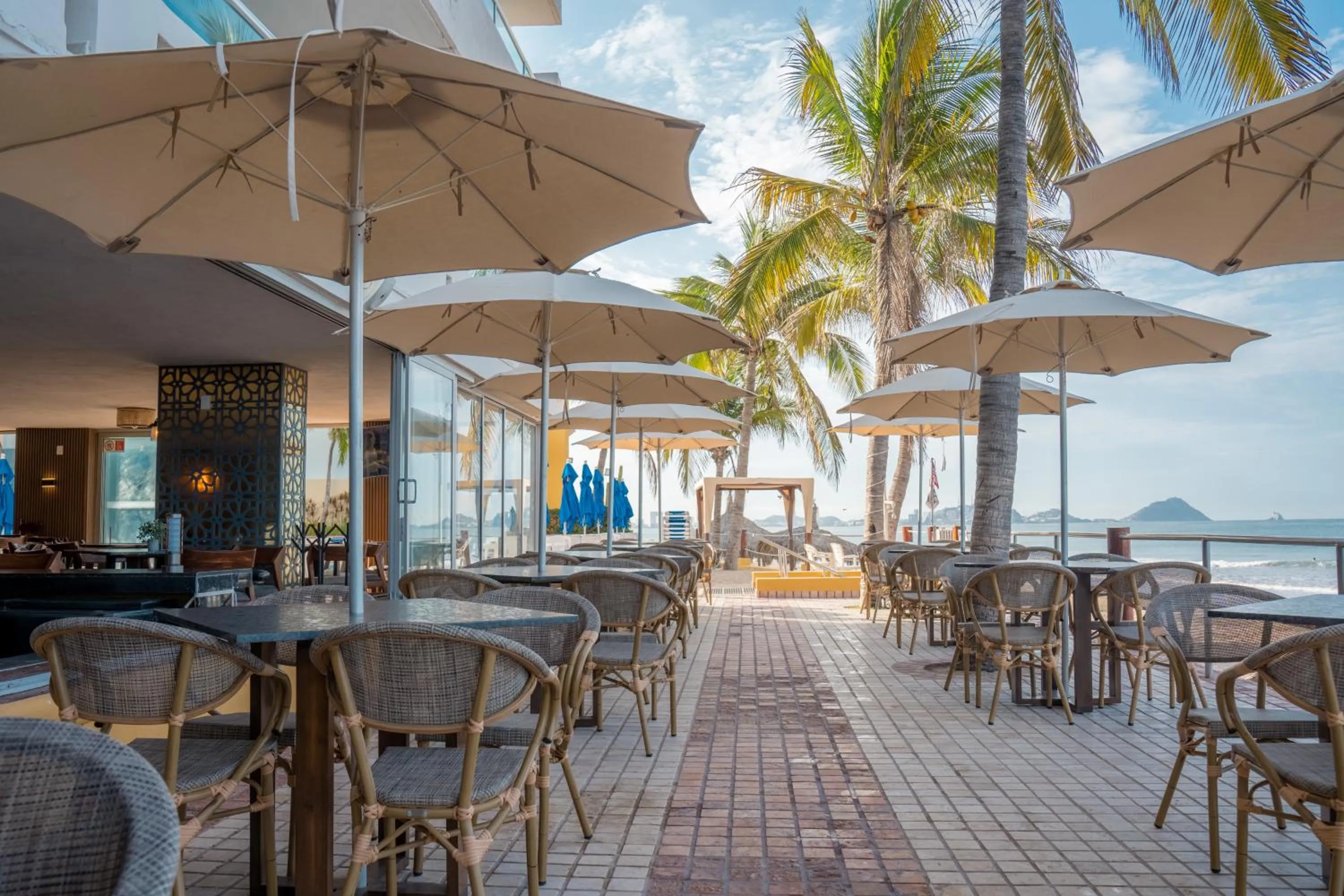 Restaurant/places to eat in Las Flores Beach Resort