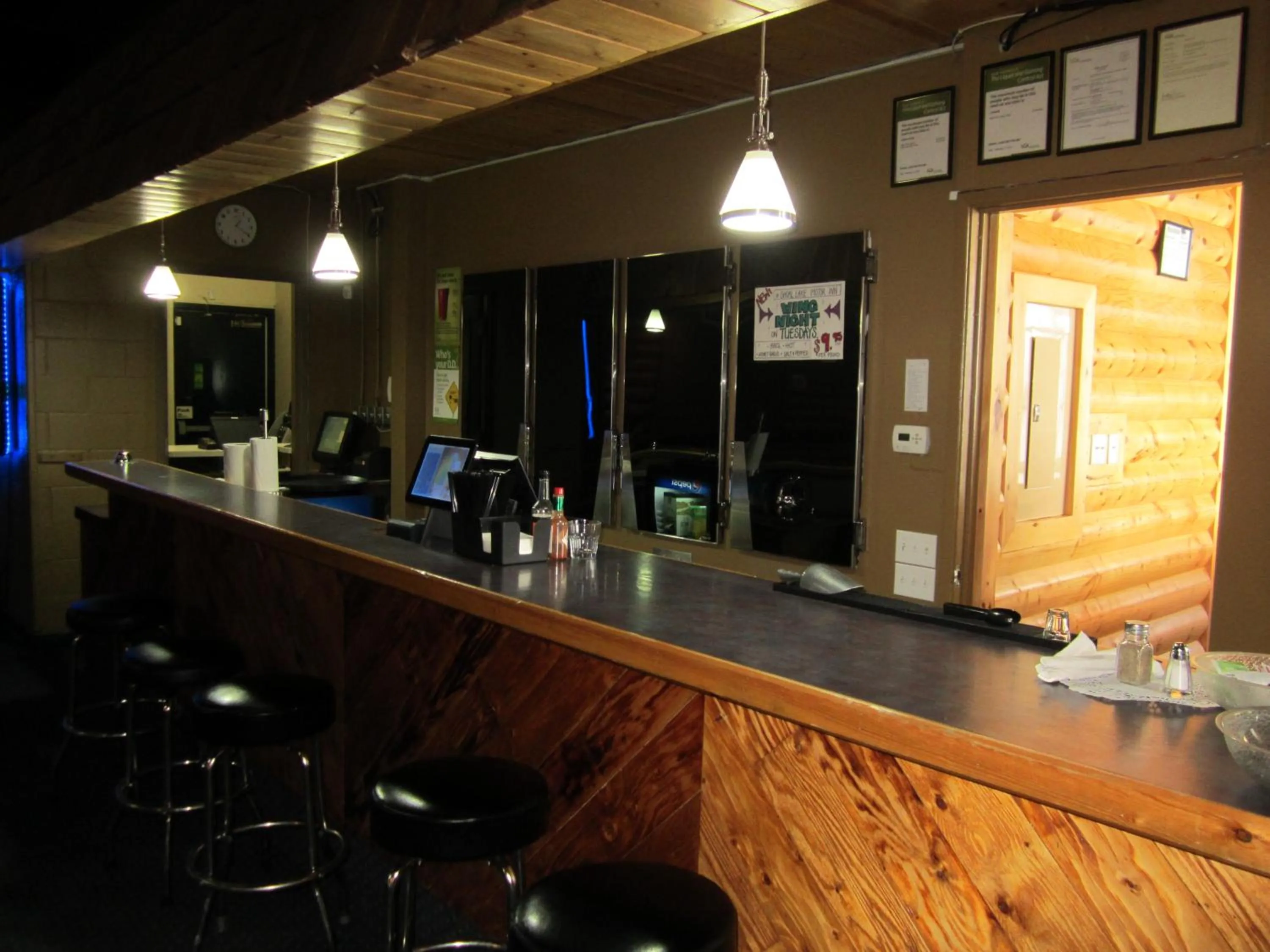 Lounge or bar in Shoal Lake Motor Inn