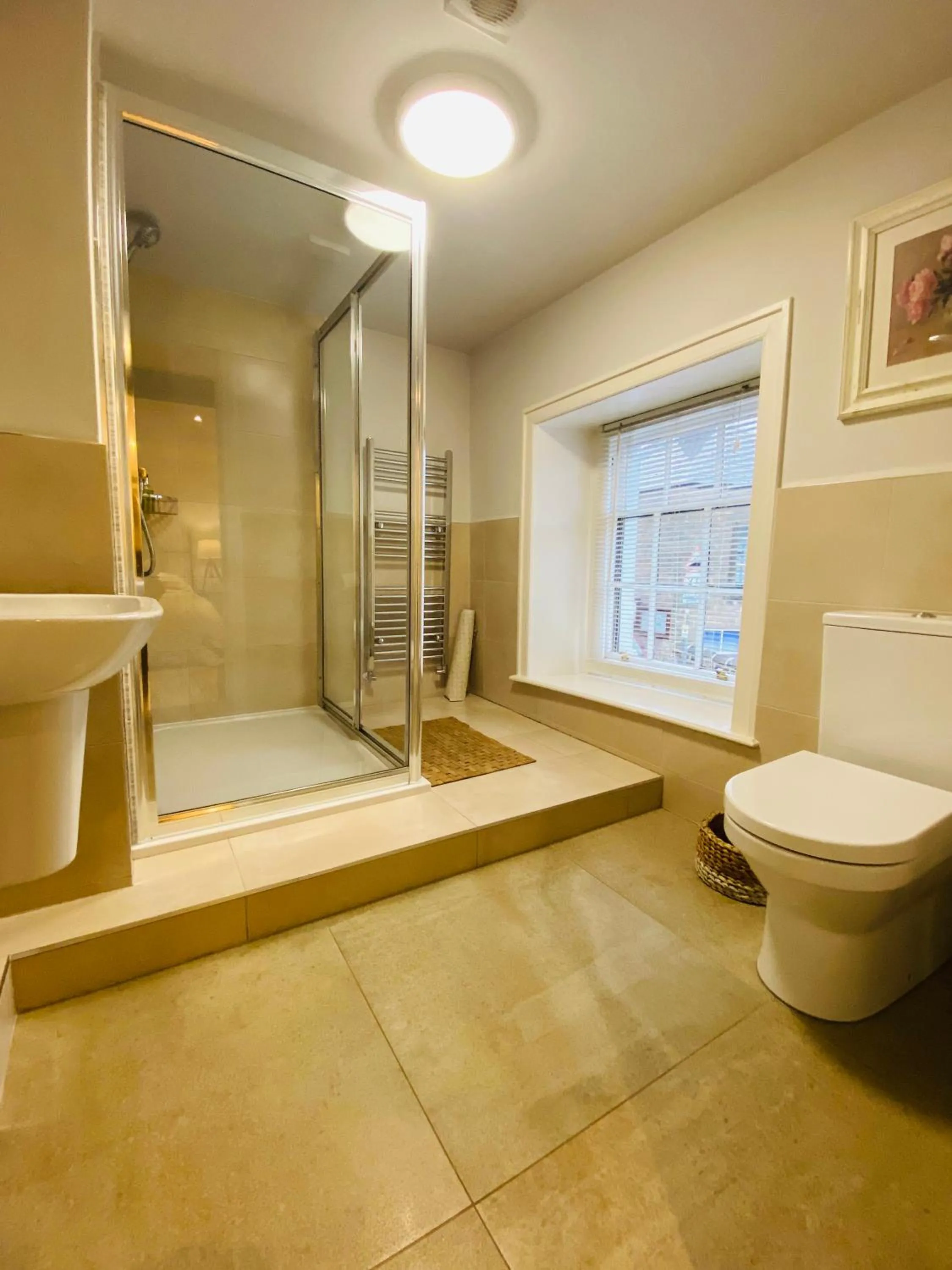 Shower in The Moon Inn at Stoney Middleton