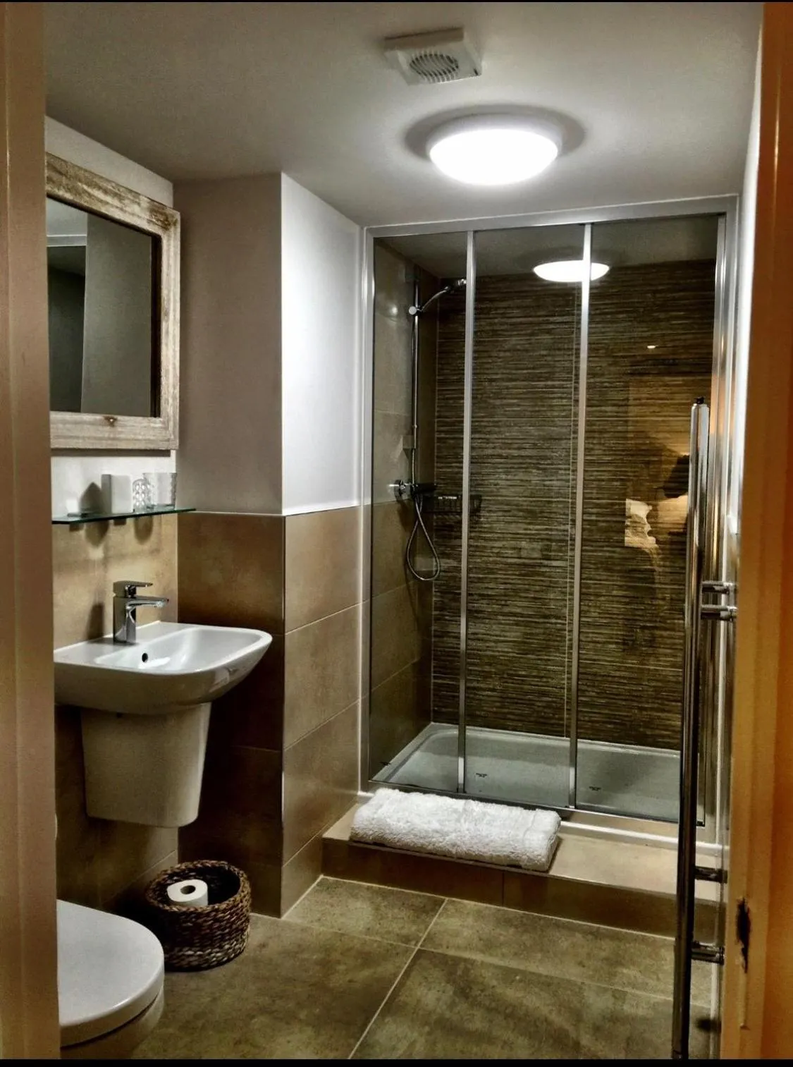 Shower in The Moon Inn at Stoney Middleton