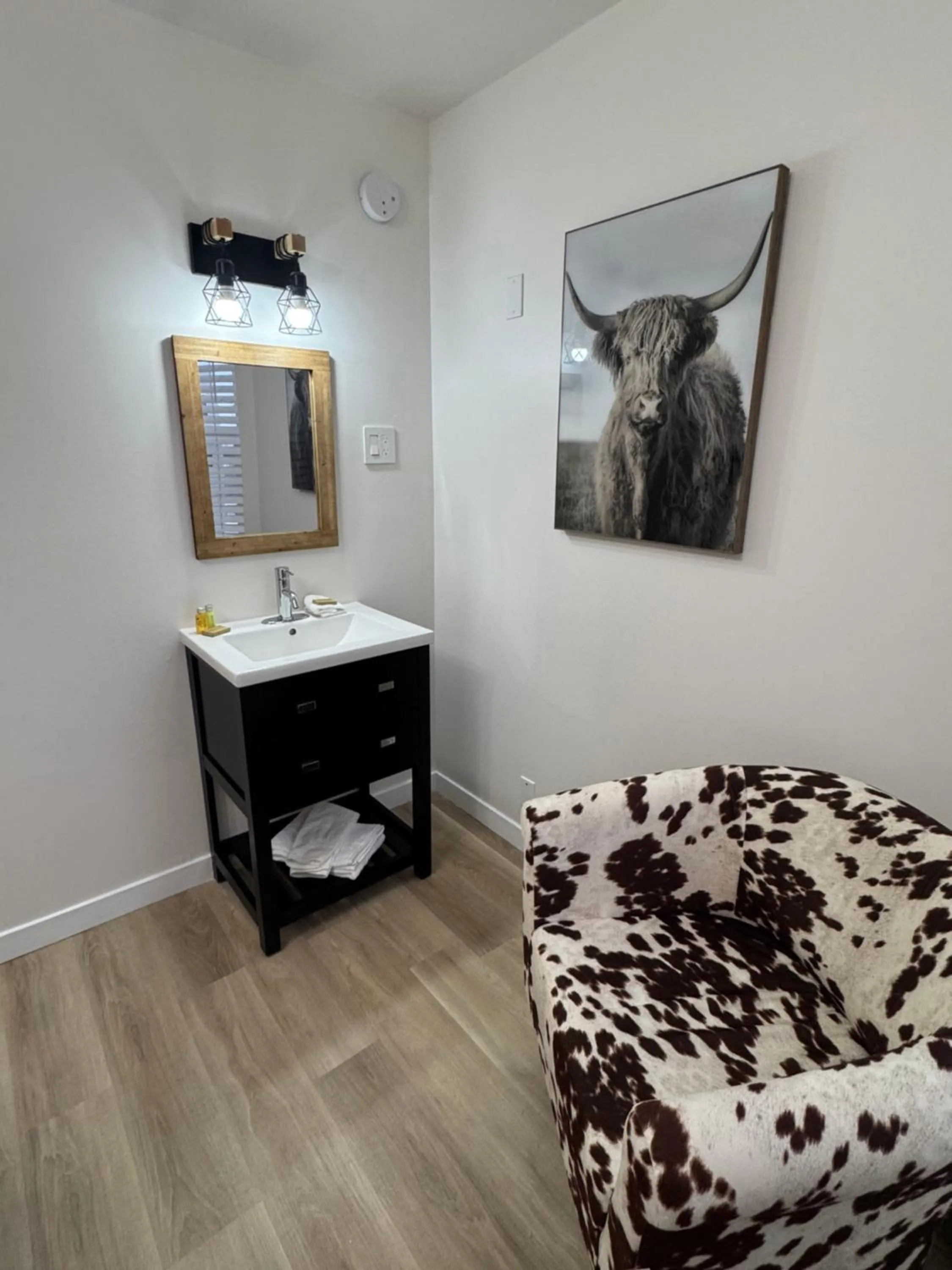 Bedroom, Bed in Commercial Hotel