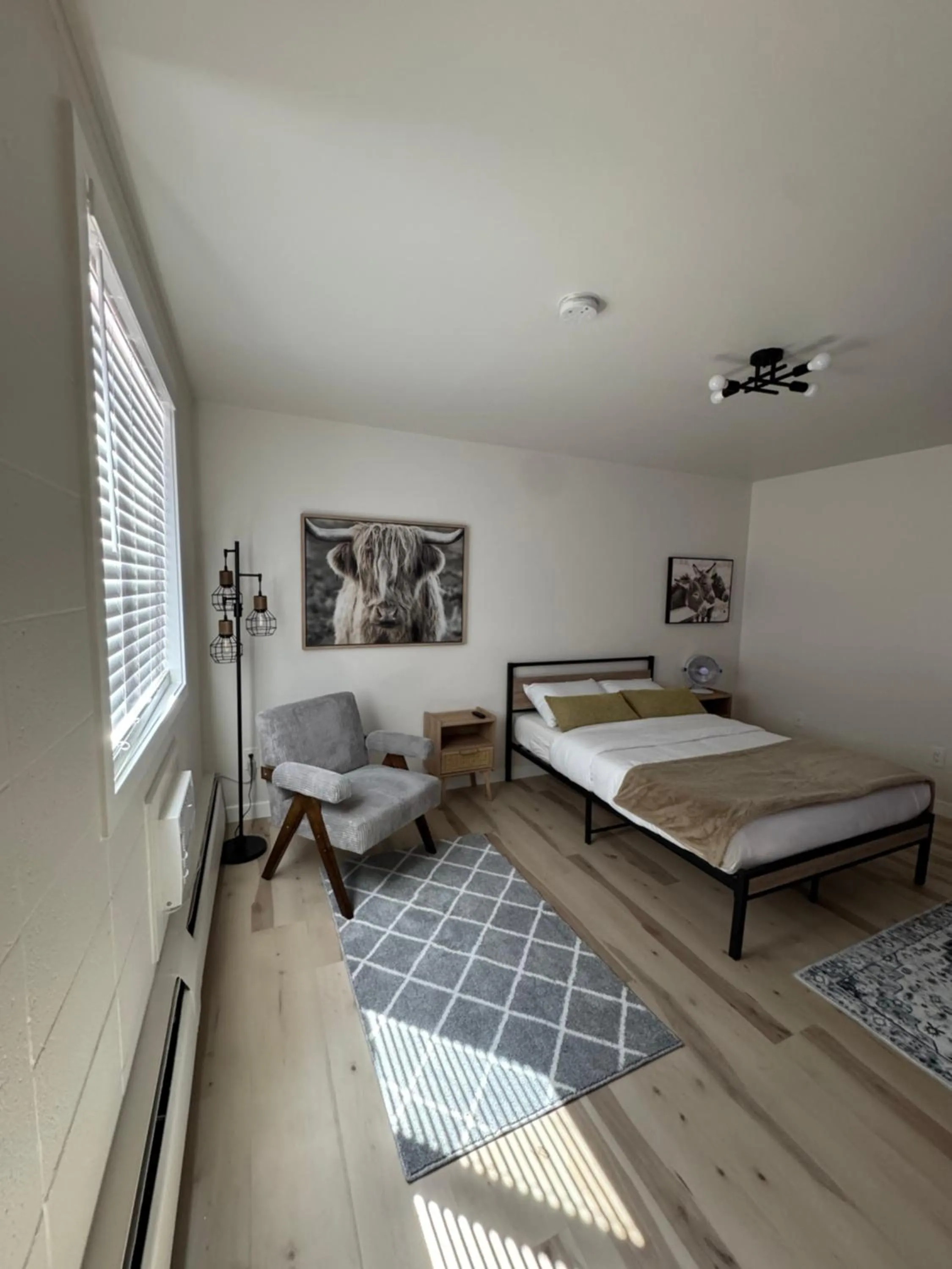 Bedroom, Bed in Commercial Hotel