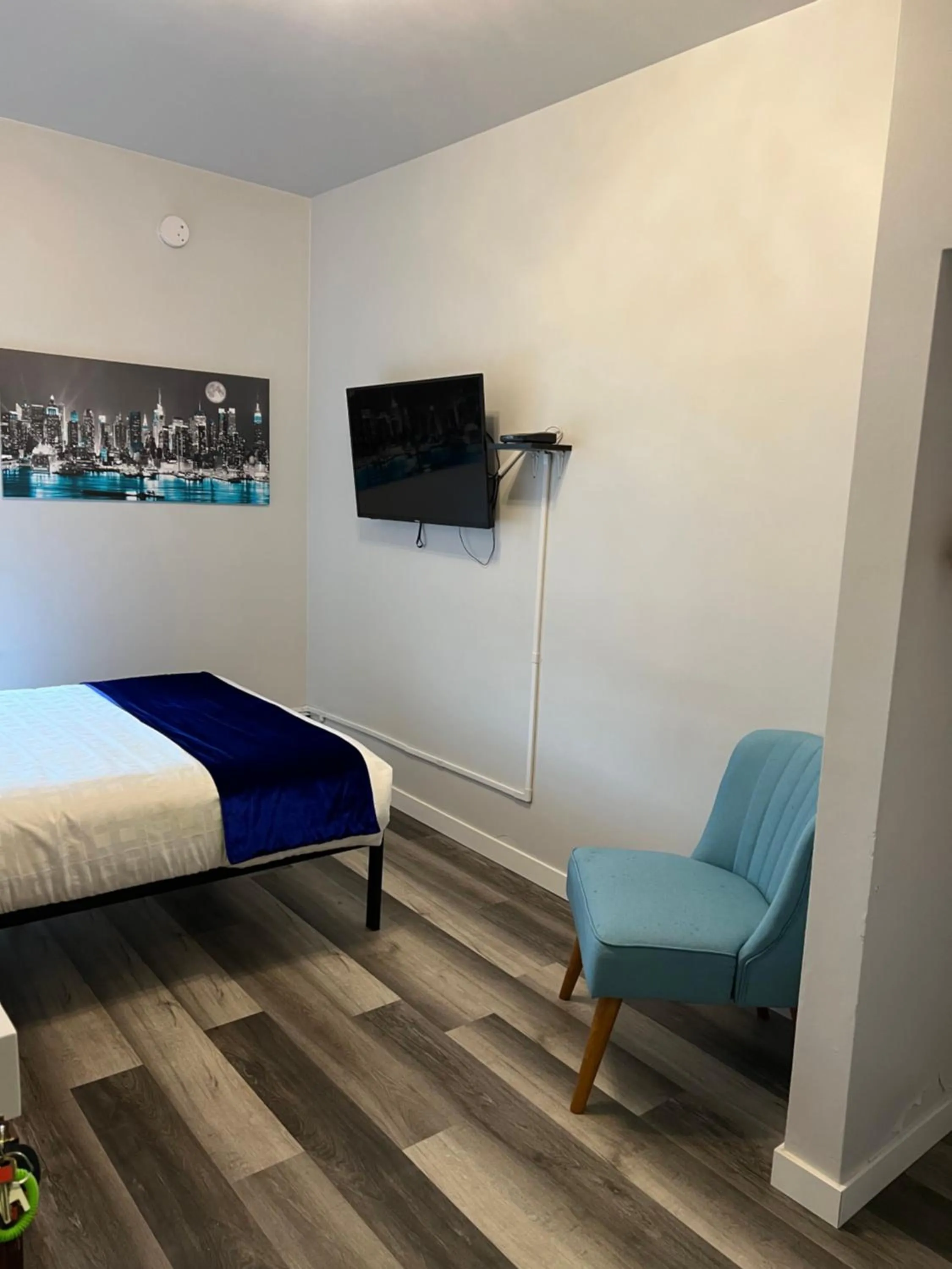 Bedroom, Bed in Commercial Hotel