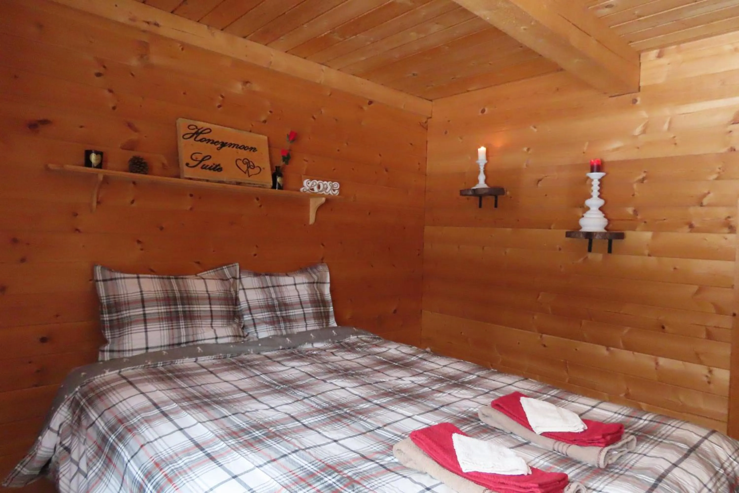 Bedroom, Bed in Rocky Ridge Resort-BC