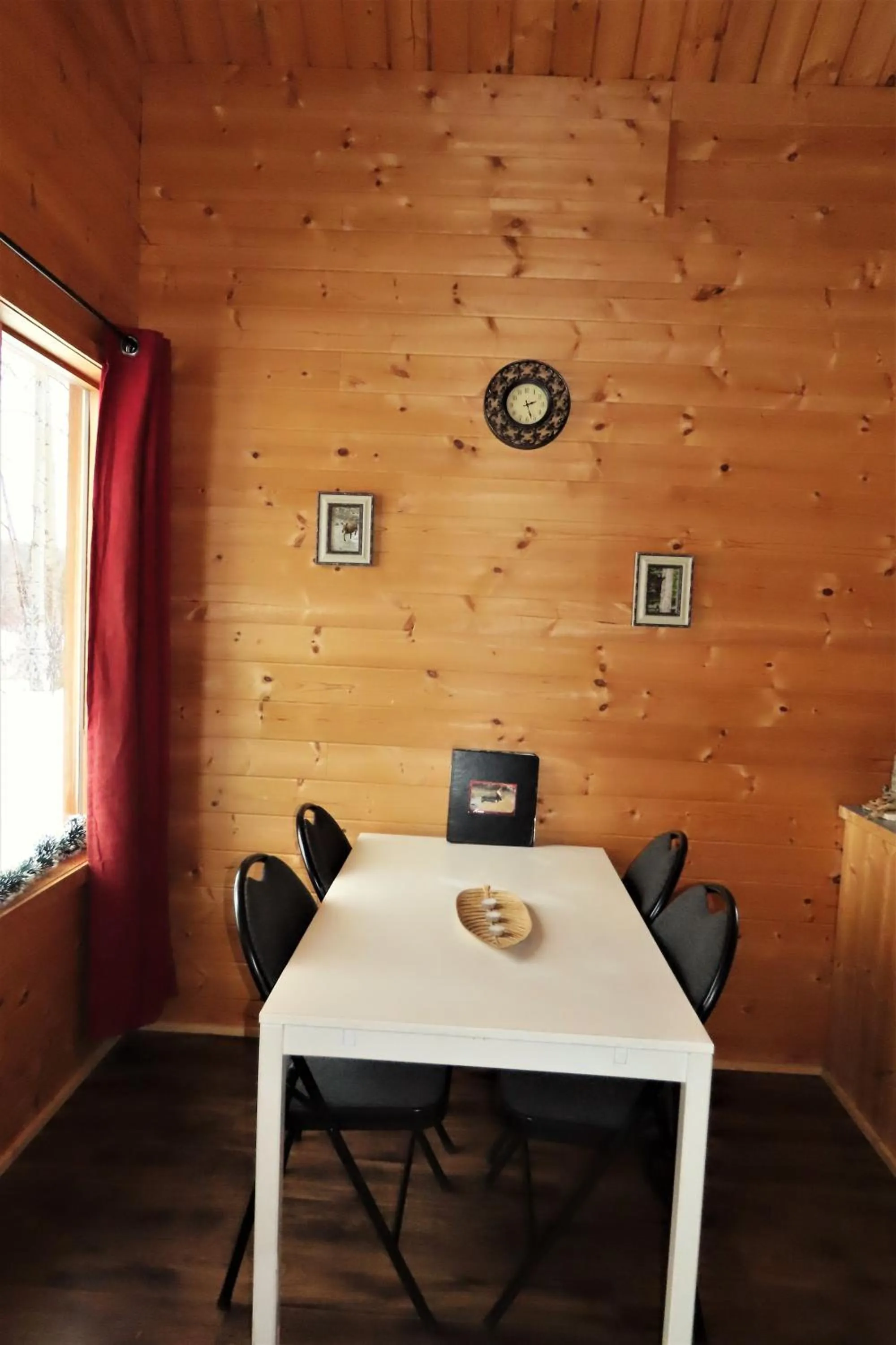 Dining area in Rocky Ridge Resort-BC