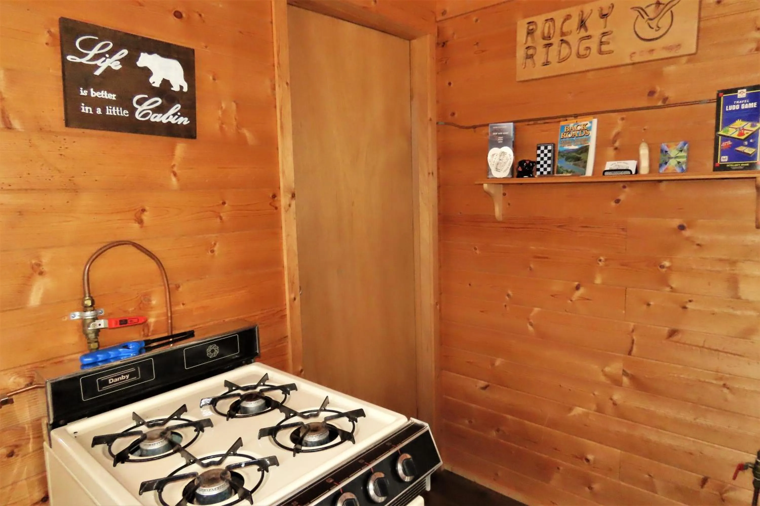Kitchen or kitchenette in Rocky Ridge Resort-BC