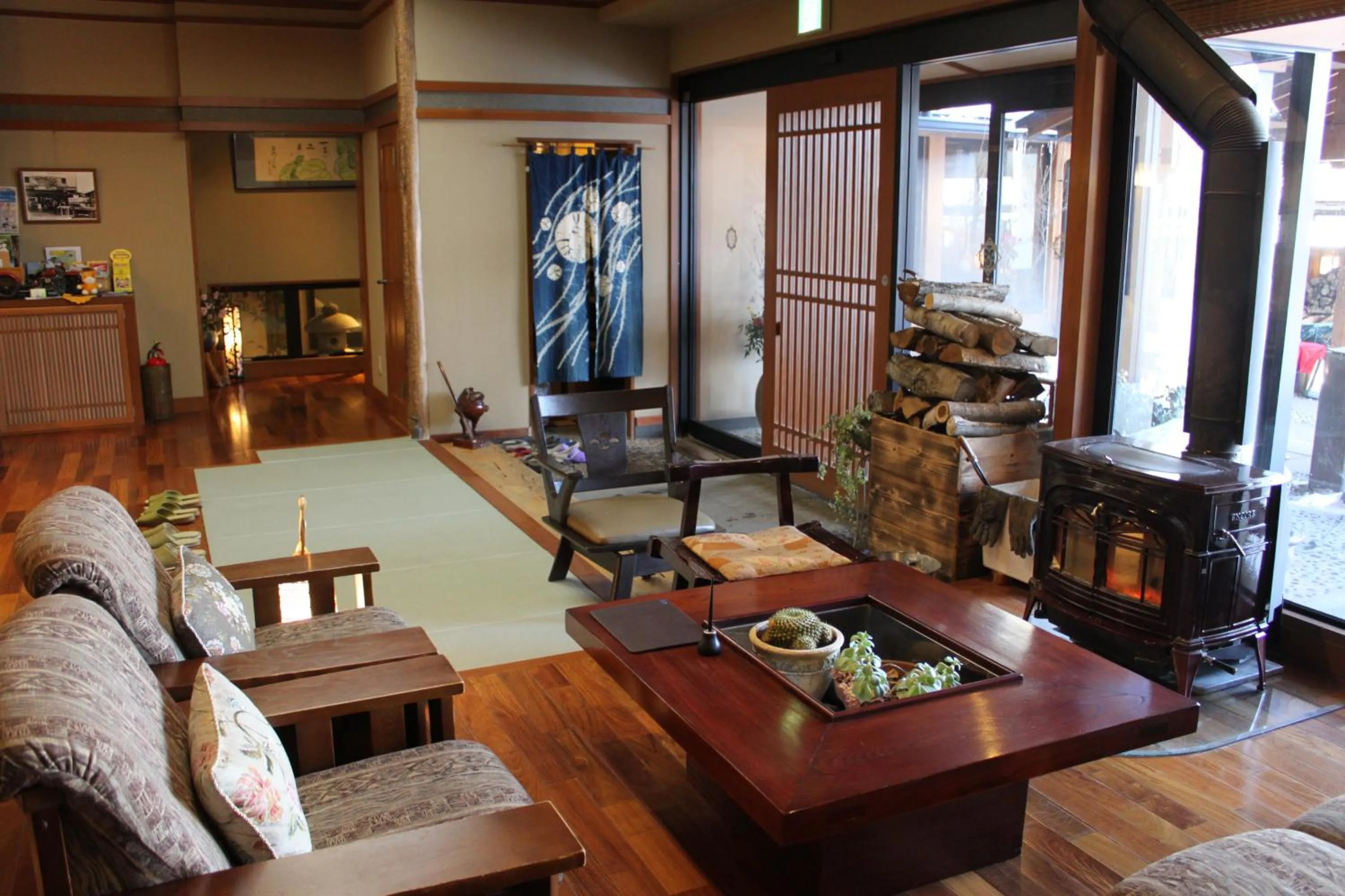 Communal lounge/ TV room in Hanaichi