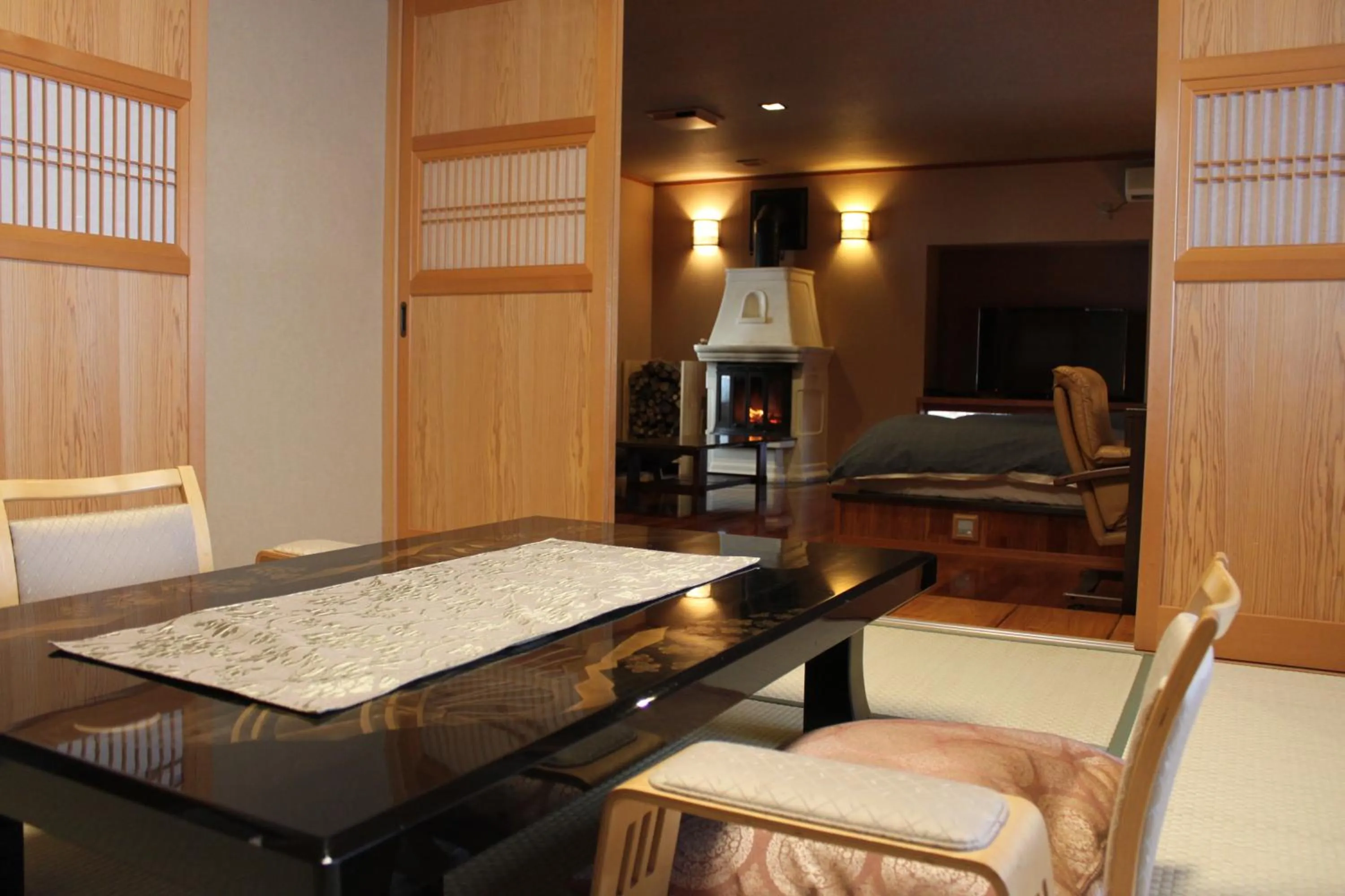 Photo of the whole room in Hanaichi