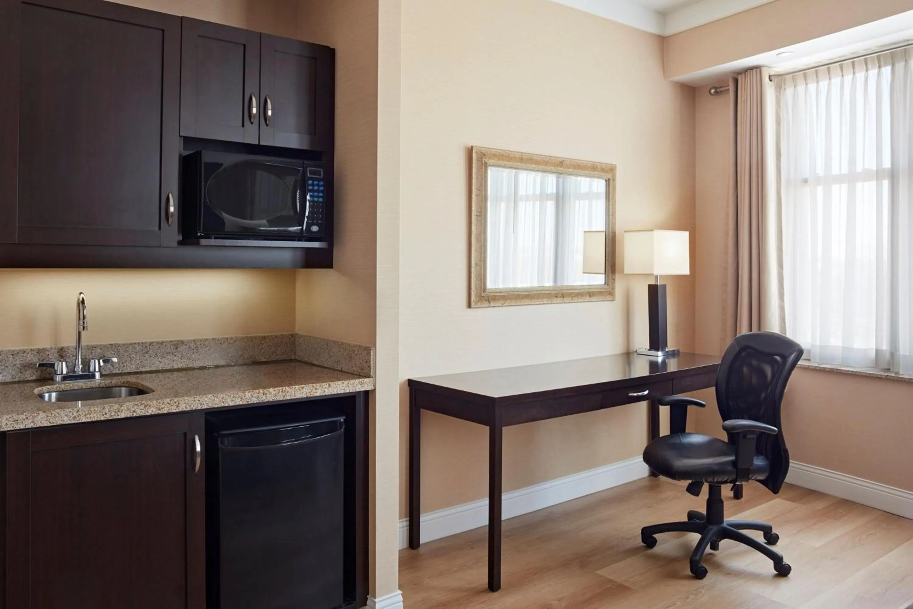 Lounge or bar in Delta Hotels by Marriott Guelph Conference Centre