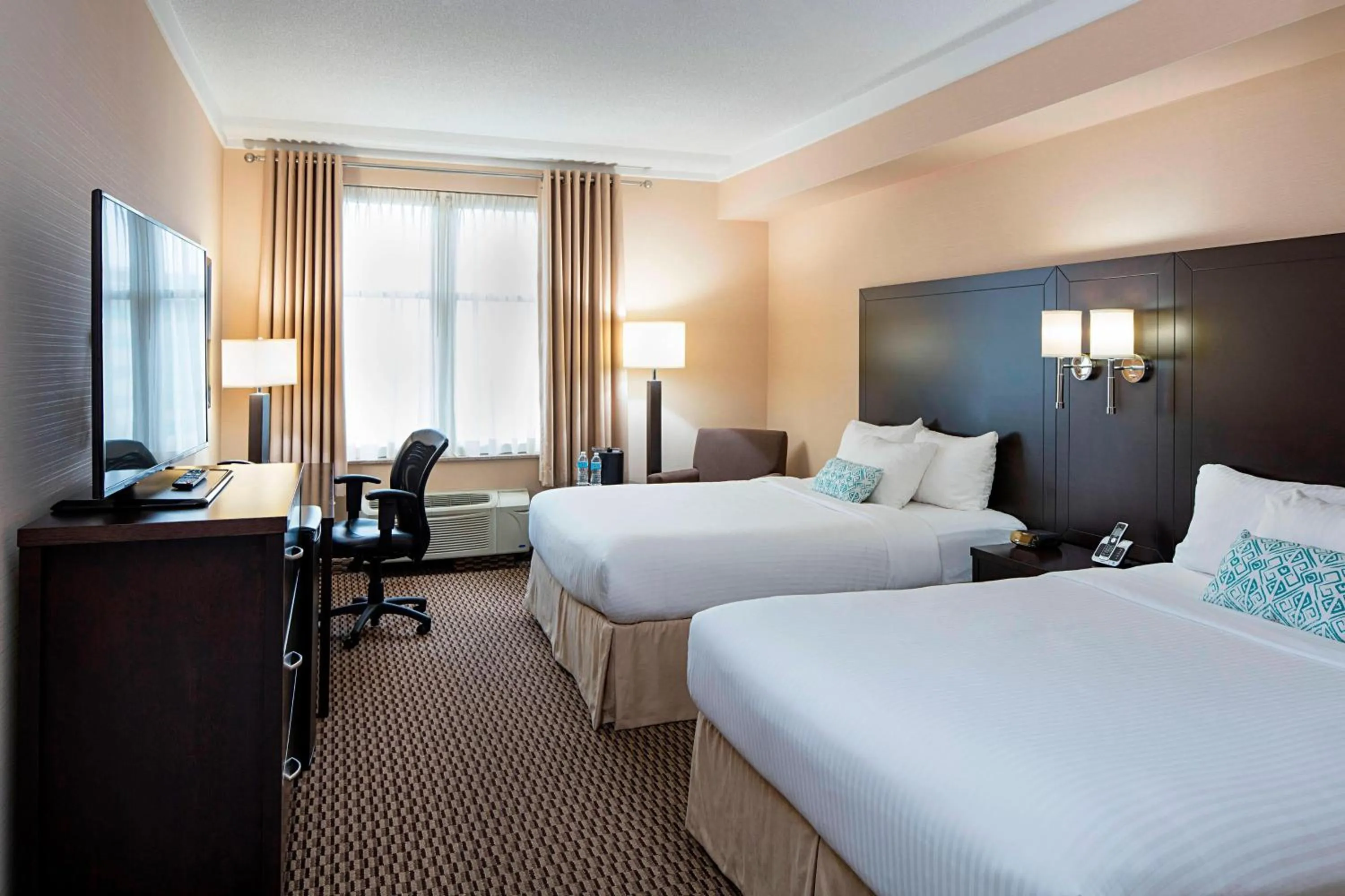 Photo of the whole room, Bed in Delta Hotels by Marriott Guelph Conference Centre