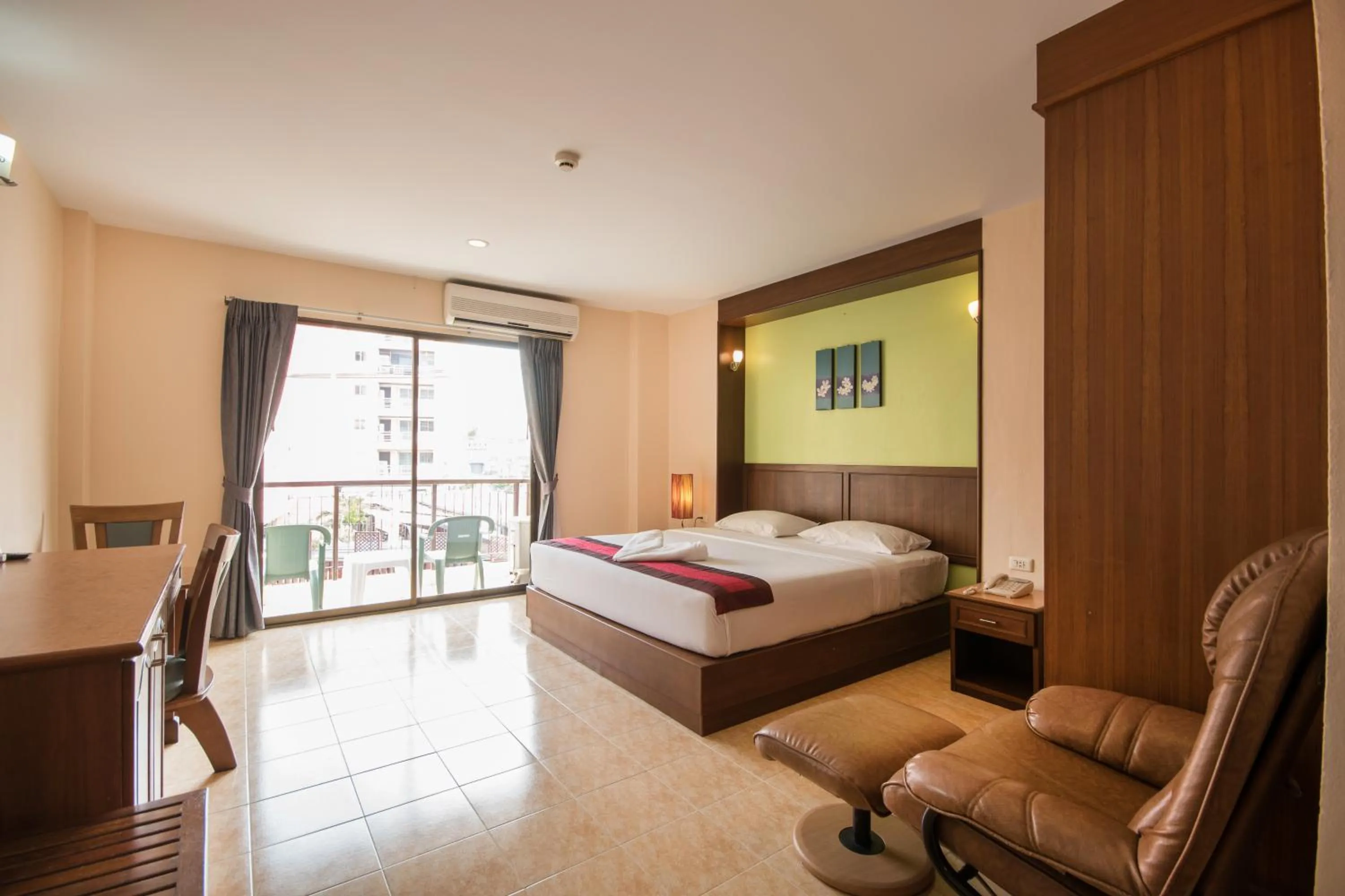 Balcony/Terrace, Bed in Sunview Place