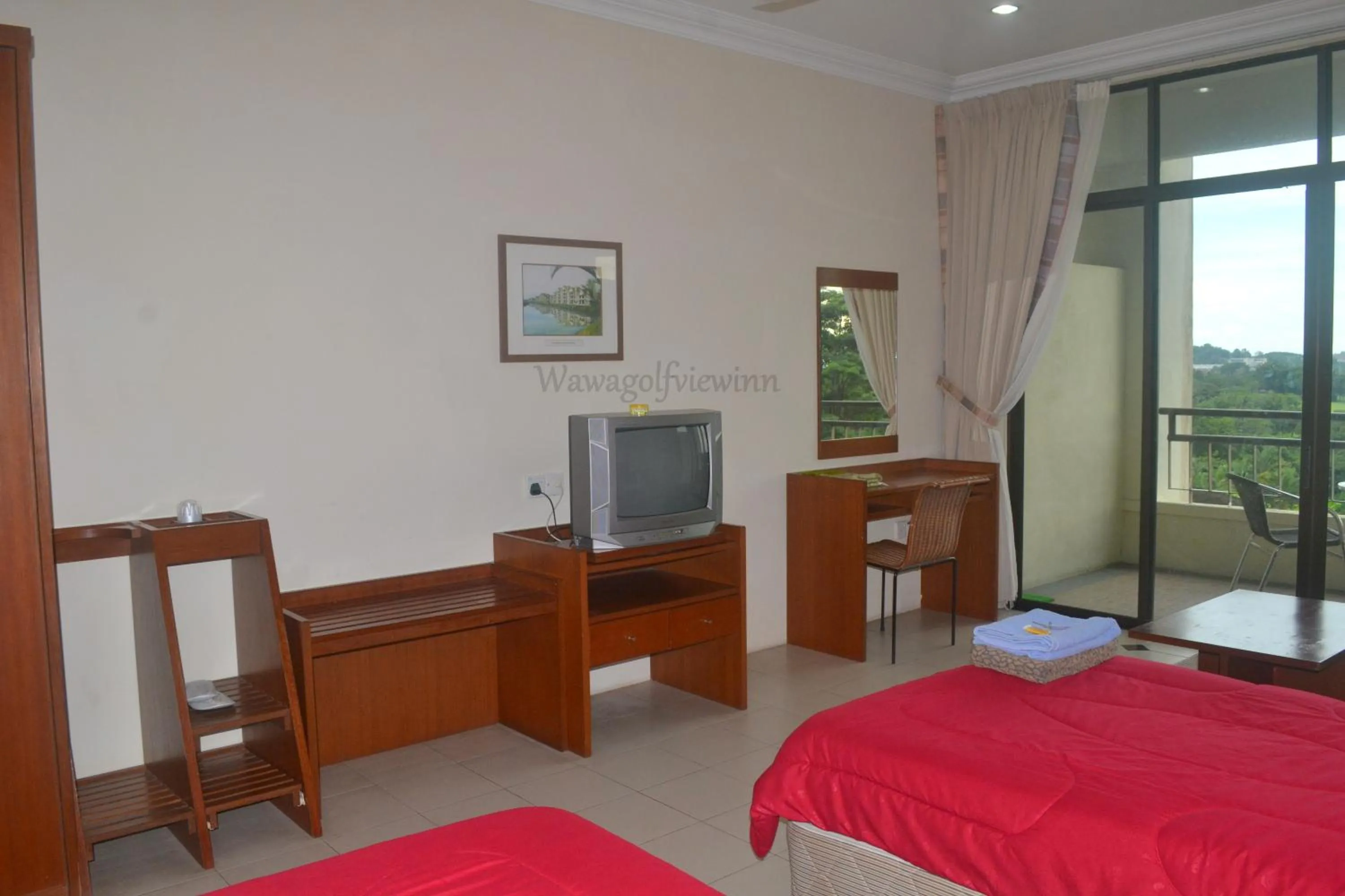 TV and multimedia, Bed in Wawa's Golf View Inn