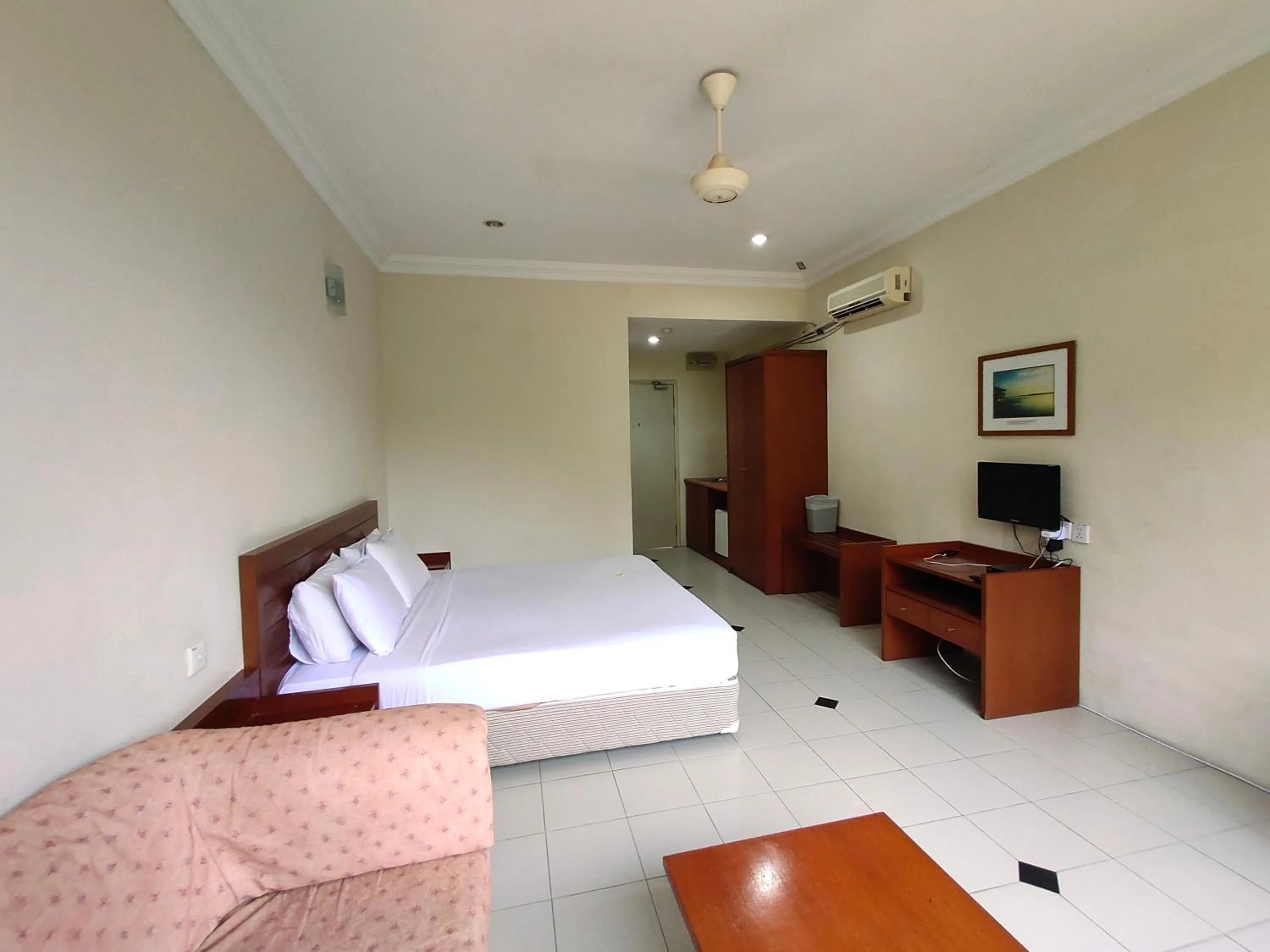 Bed in Wawa's Golf View Inn