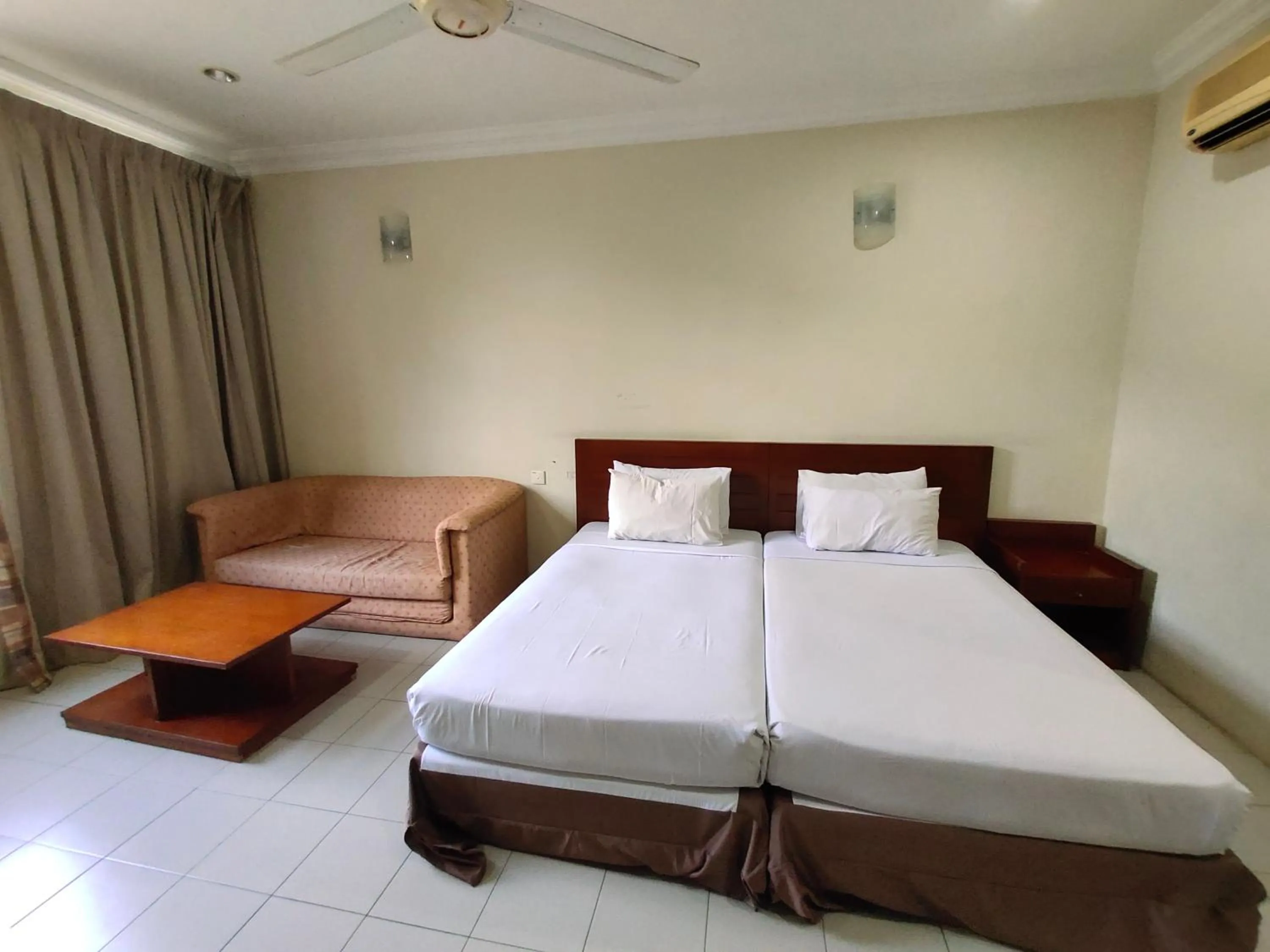 Bed in Wawa's Golf View Inn