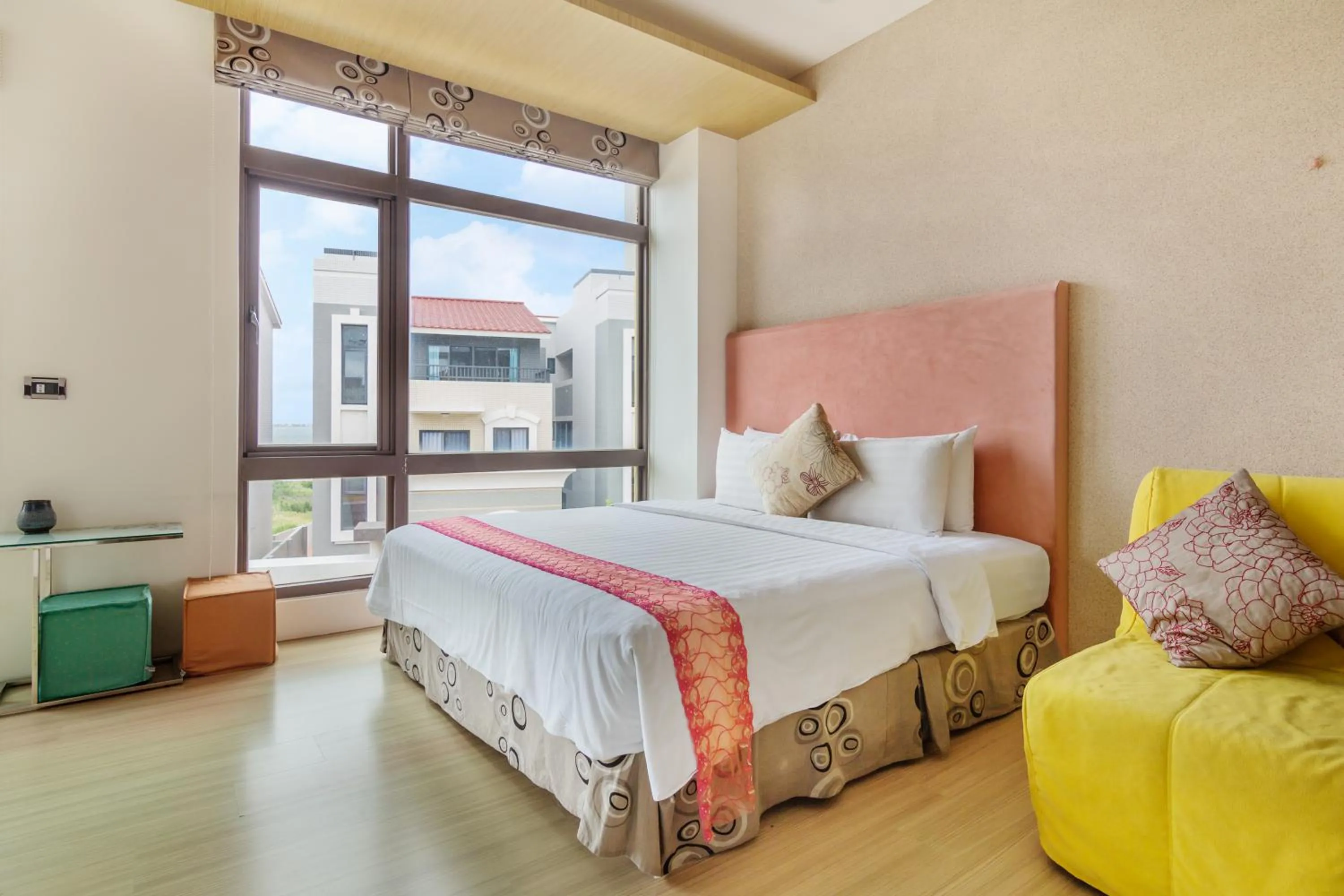 Large Double Room with Balcony in Seaway