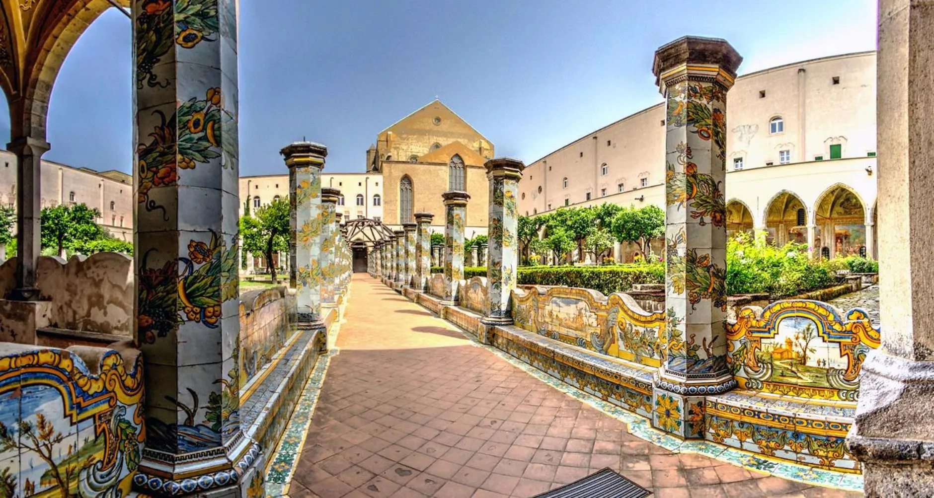 Property building in Napoli City Rooms