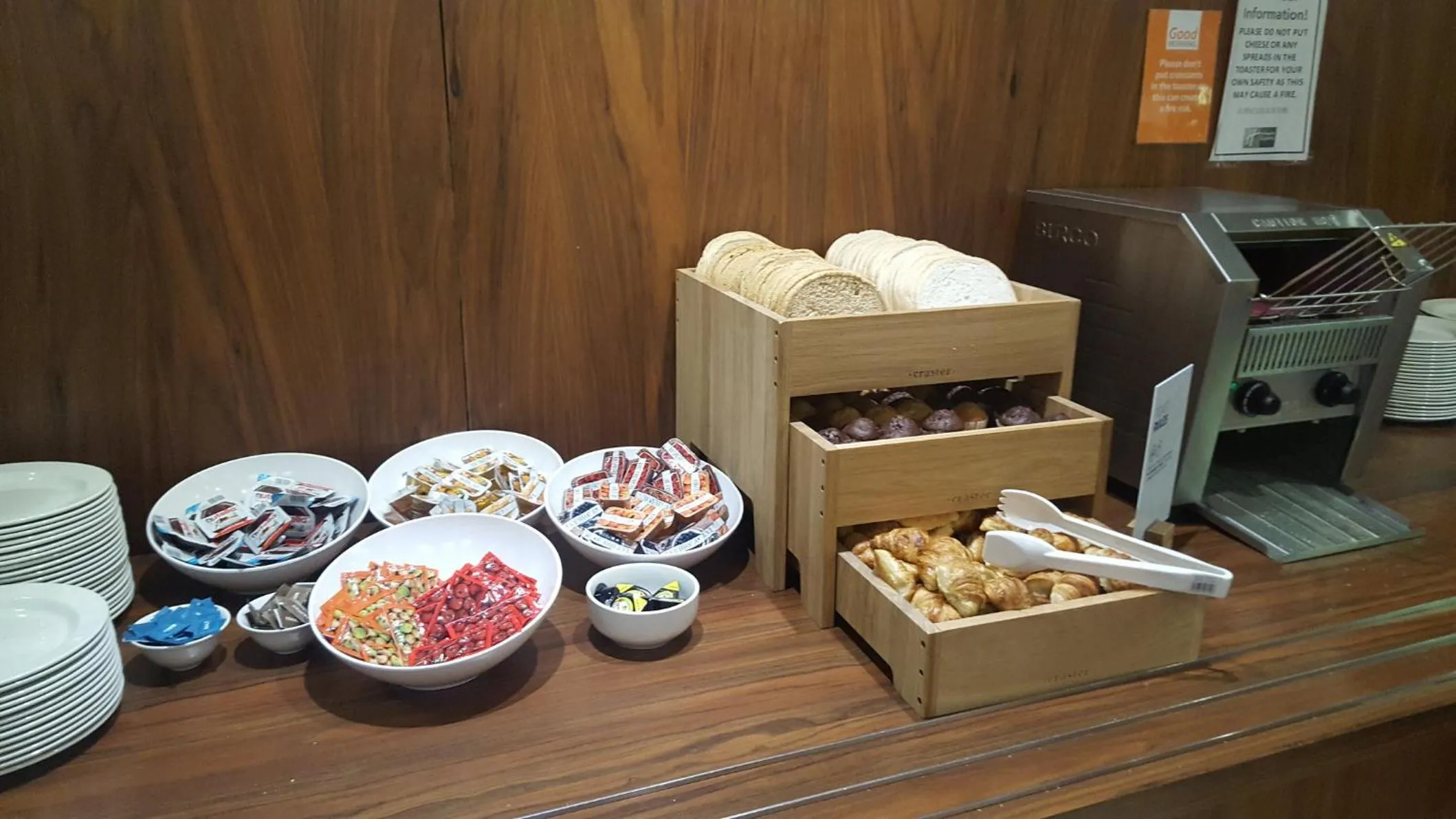 Restaurant/places to eat in Holiday Inn Express London Croydon by IHG