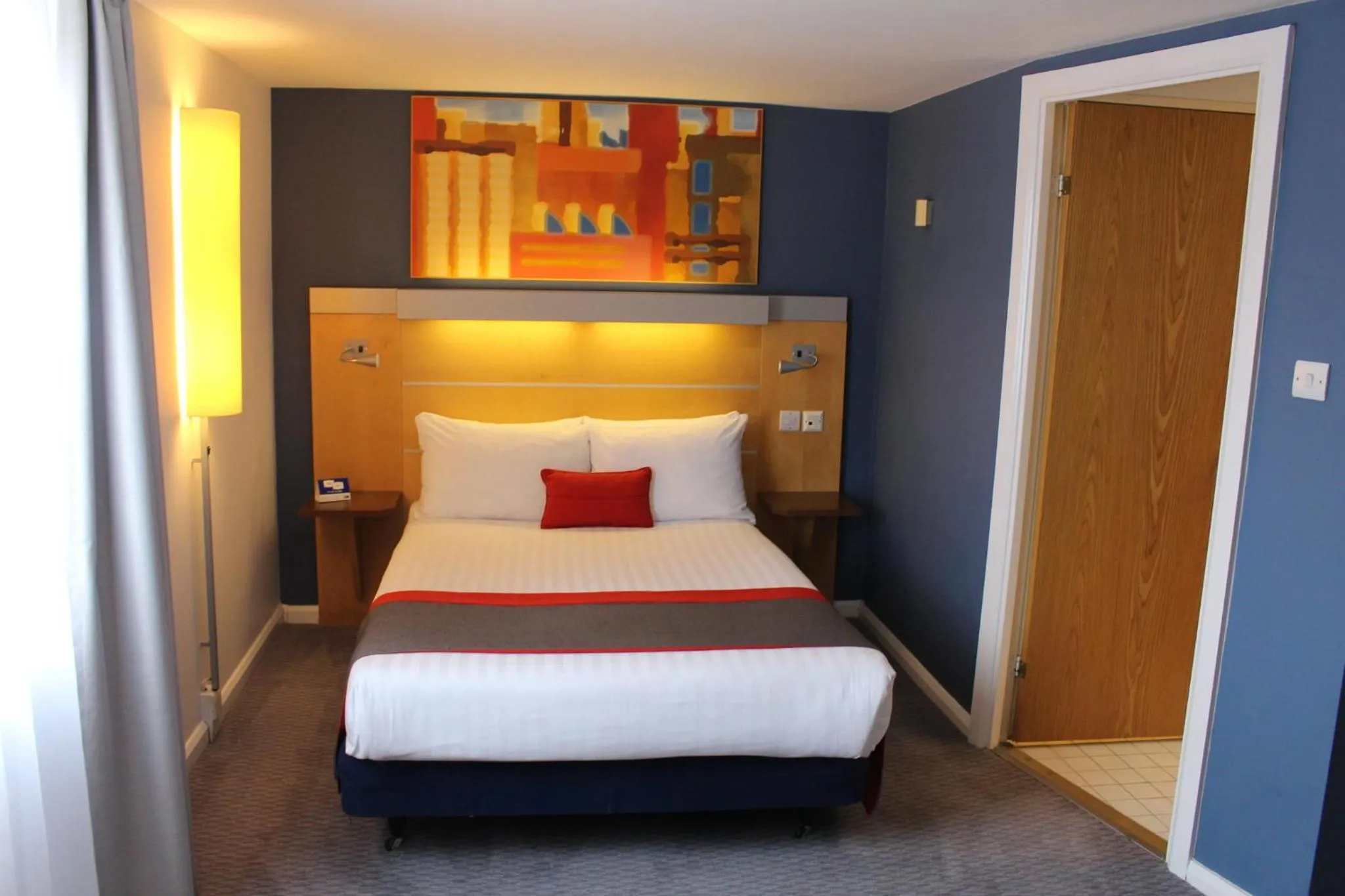 Photo of the whole room, Bed in Holiday Inn Express London Croydon by IHG