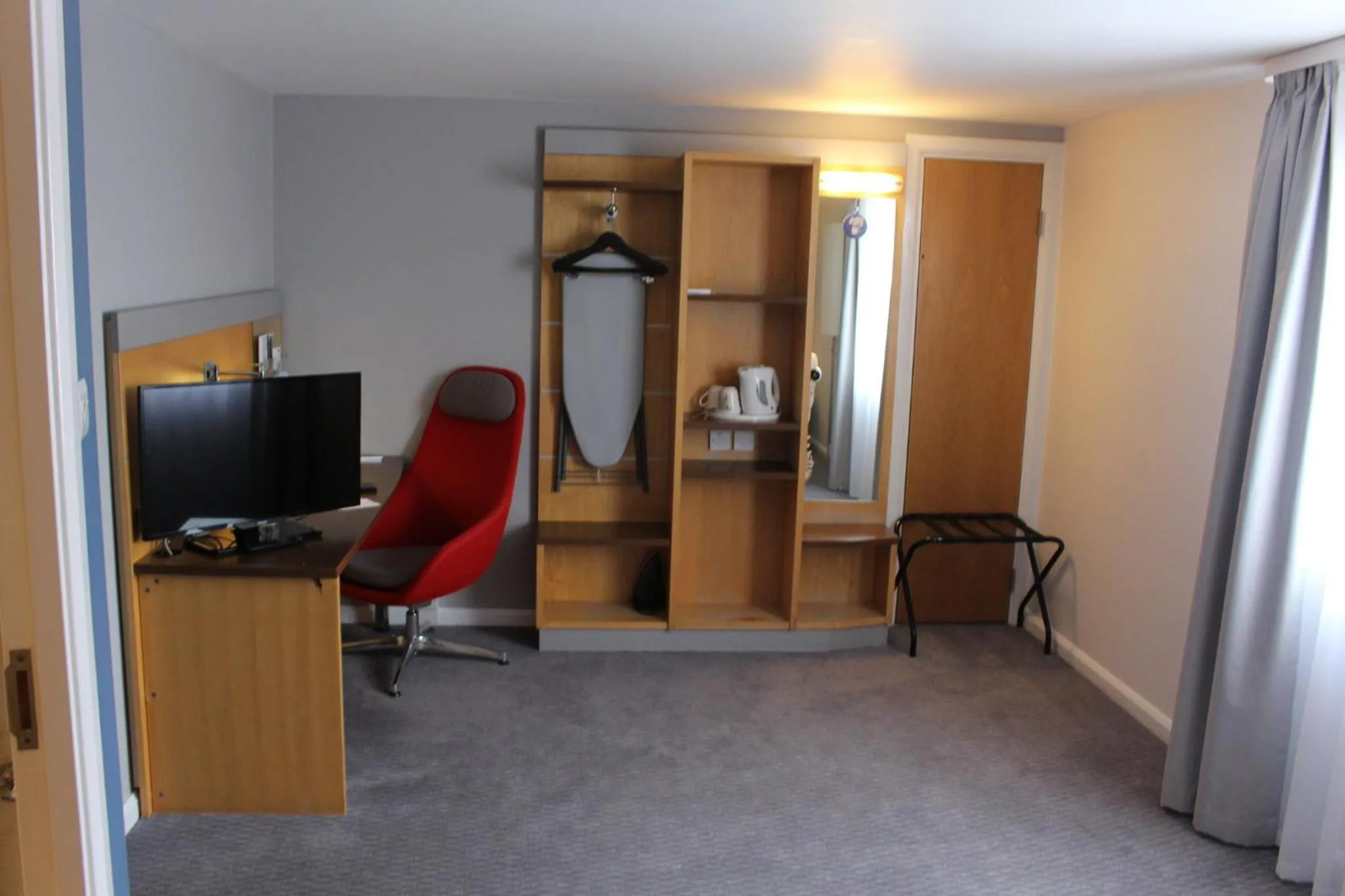 Photo of the whole room in Holiday Inn Express London Croydon by IHG