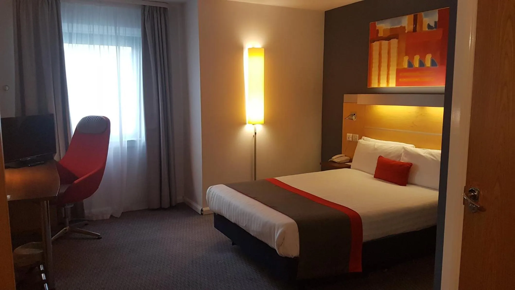 Photo of the whole room, Bed in Holiday Inn Express London Croydon by IHG