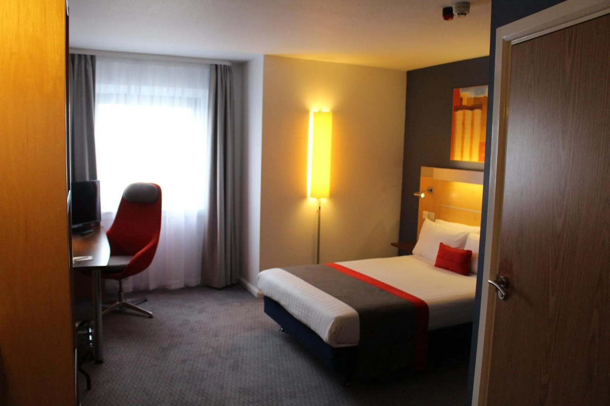Photo of the whole room, Bed in Holiday Inn Express London Croydon by IHG