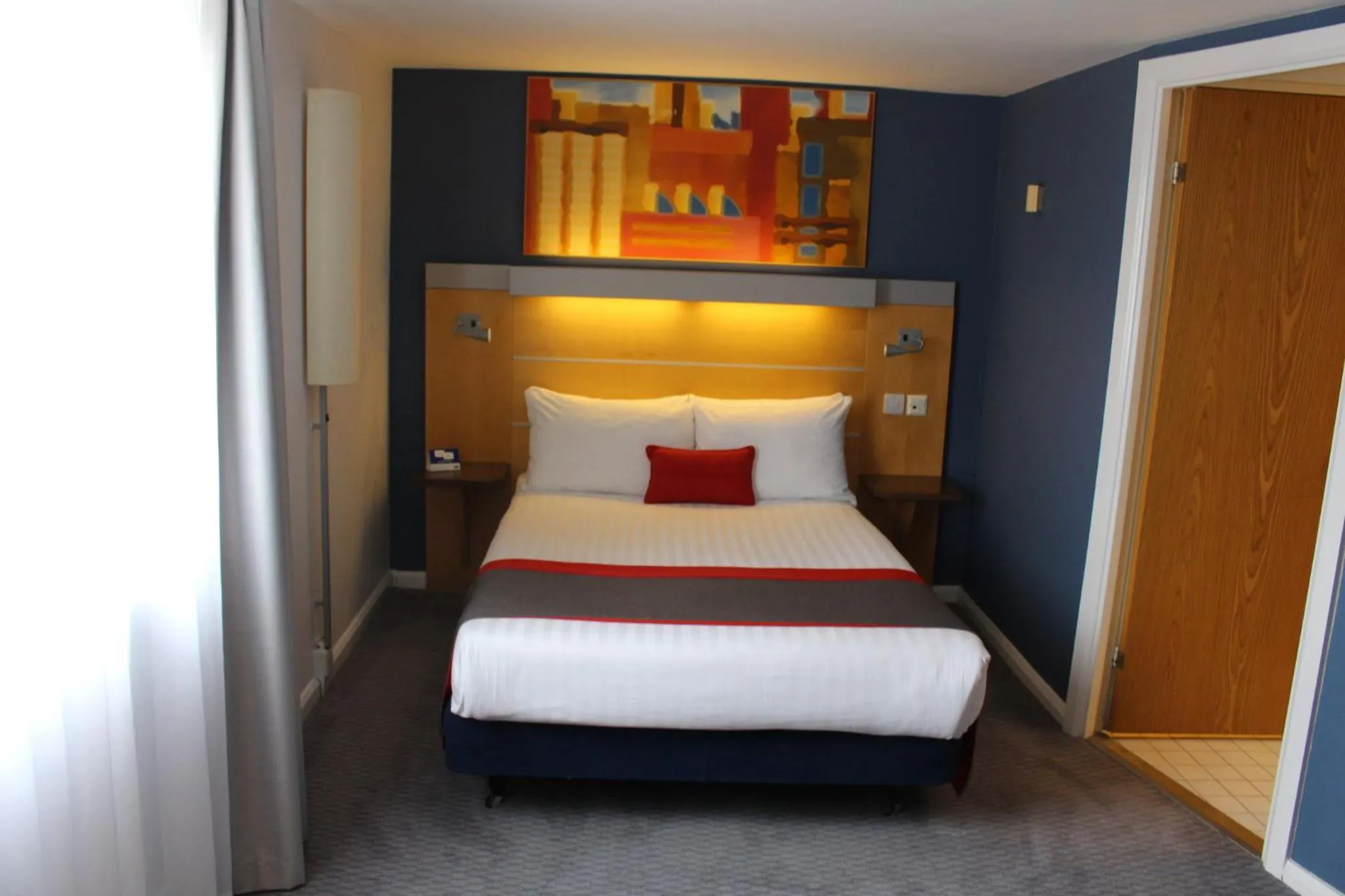 Photo of the whole room, Bed in Holiday Inn Express London Croydon by IHG