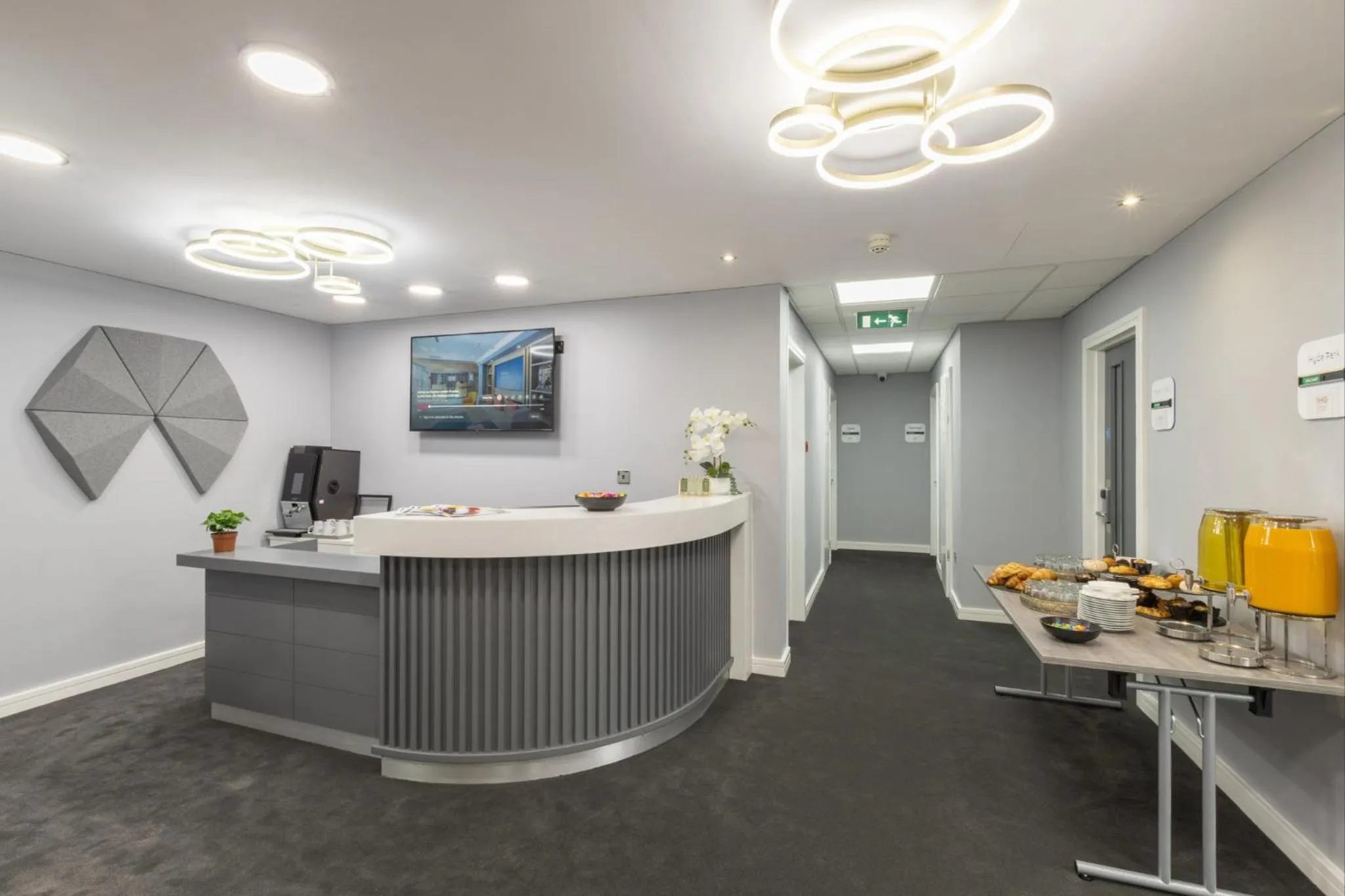 Restaurant/places to eat in Holiday Inn Express London Croydon by IHG