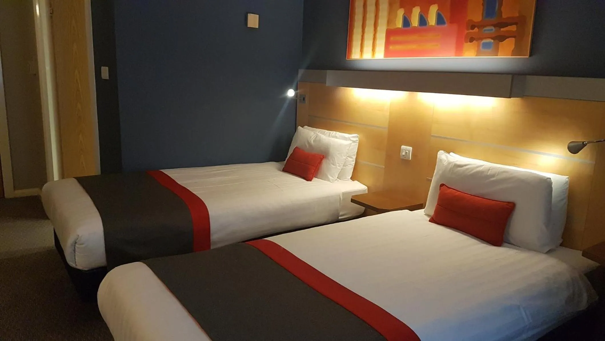 Photo of the whole room, Bed in Holiday Inn Express London Croydon by IHG