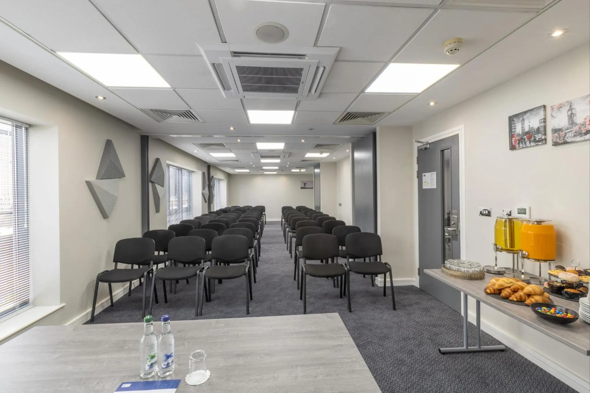 Meeting/conference room in Holiday Inn Express London Croydon by IHG
