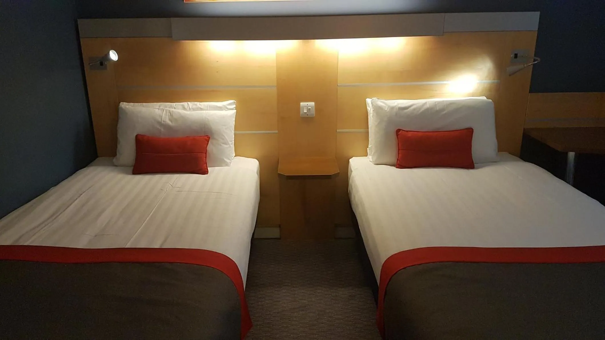 Photo of the whole room, Bed in Holiday Inn Express London Croydon by IHG