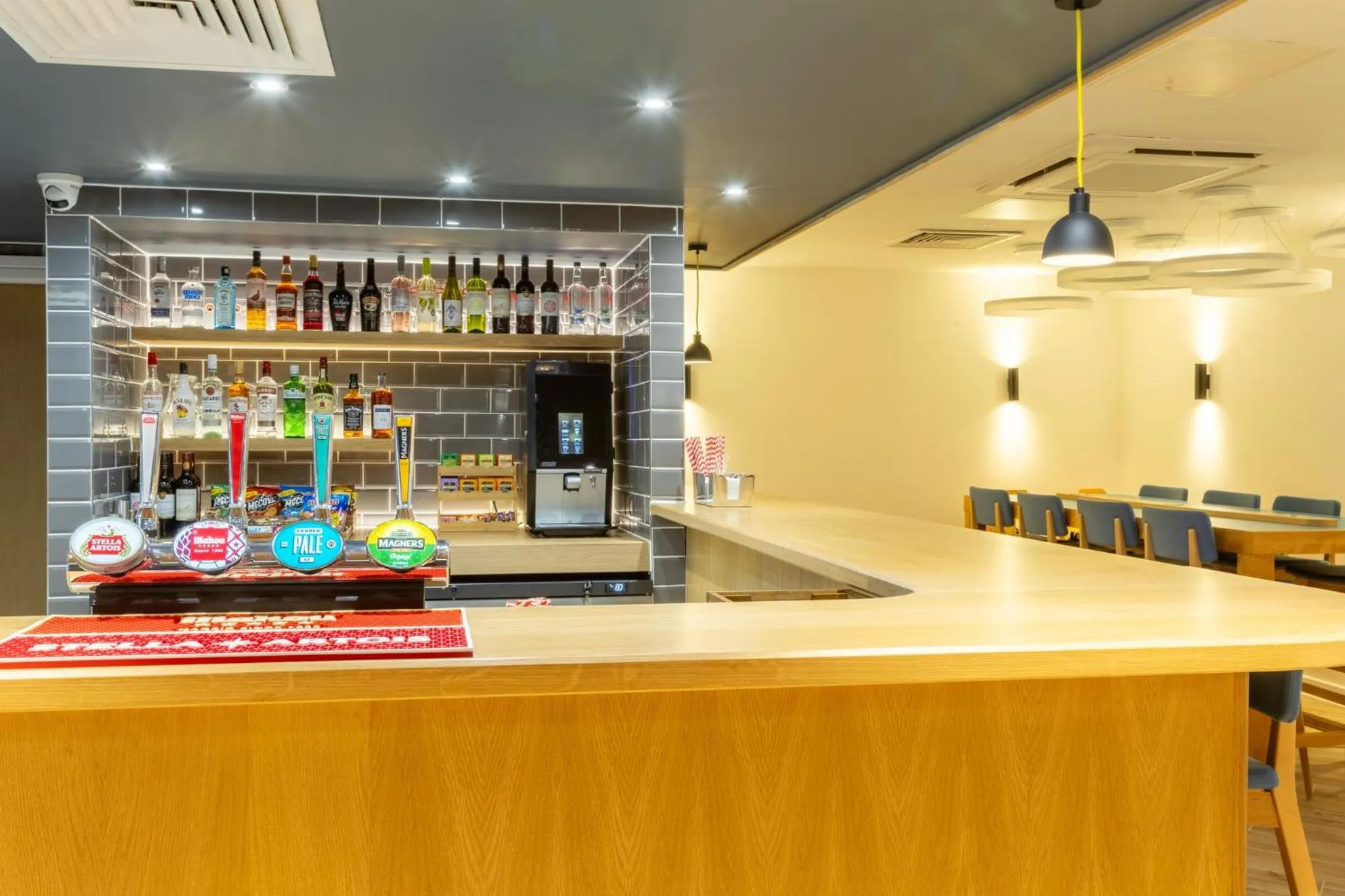 Lounge or bar in Holiday Inn Express London Croydon by IHG