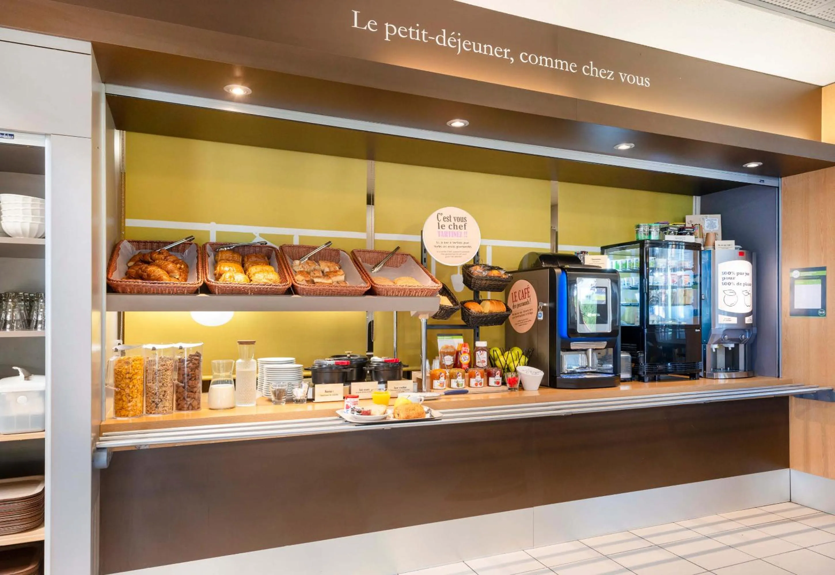 Buffet breakfast in B&B HOTEL Nantes Rezé St Sébastien