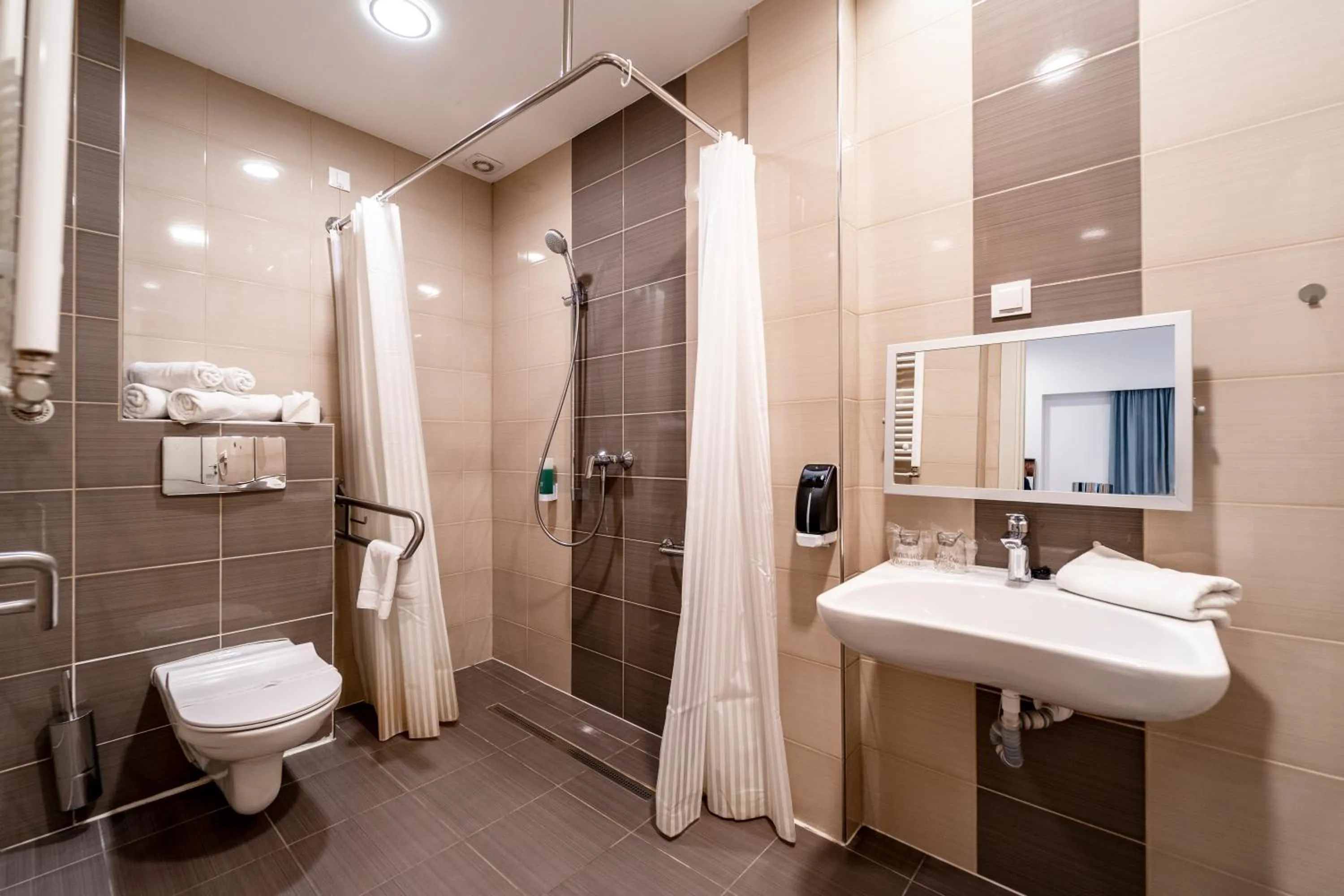 Shower in Hotel Santiny